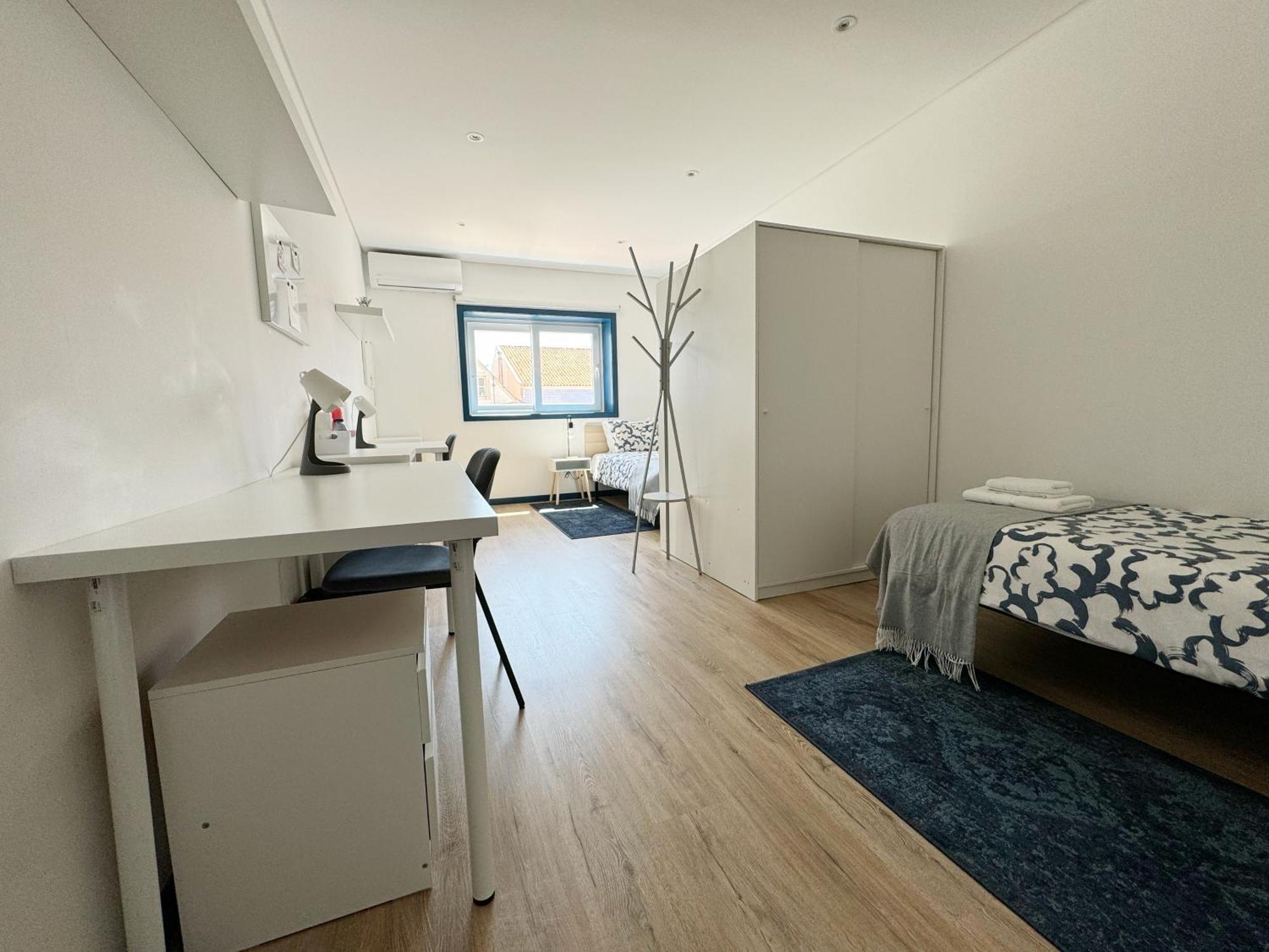 Chambre Lits Jumeaux avec Salle de Bains Commune