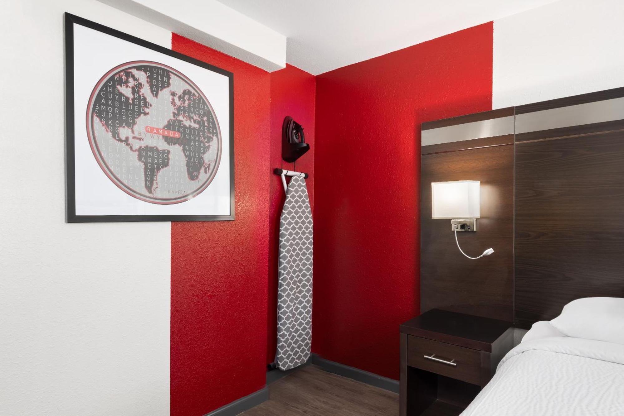 Queen Room with Bathtub w/Grab Bars - Mobility/Hearing Accessible - Non-Smoking