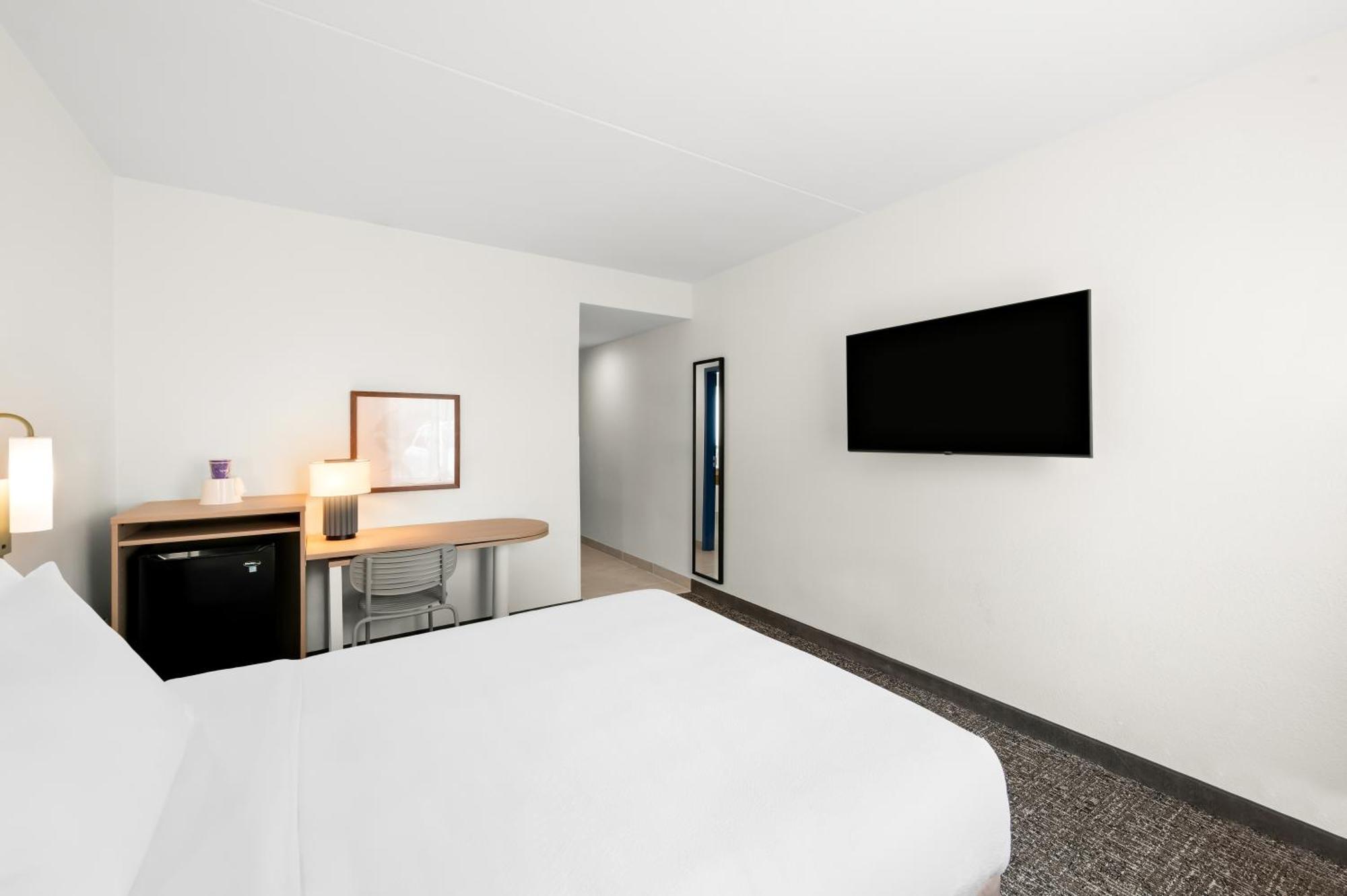 Queen Room with Accessible Tub