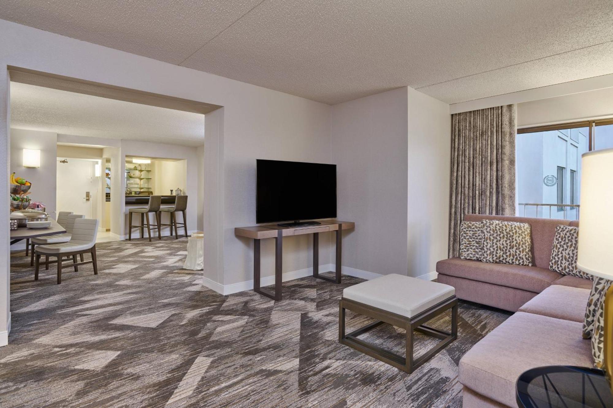 Club lounge access, 1 Bedroom Suite, 1 King, High floor