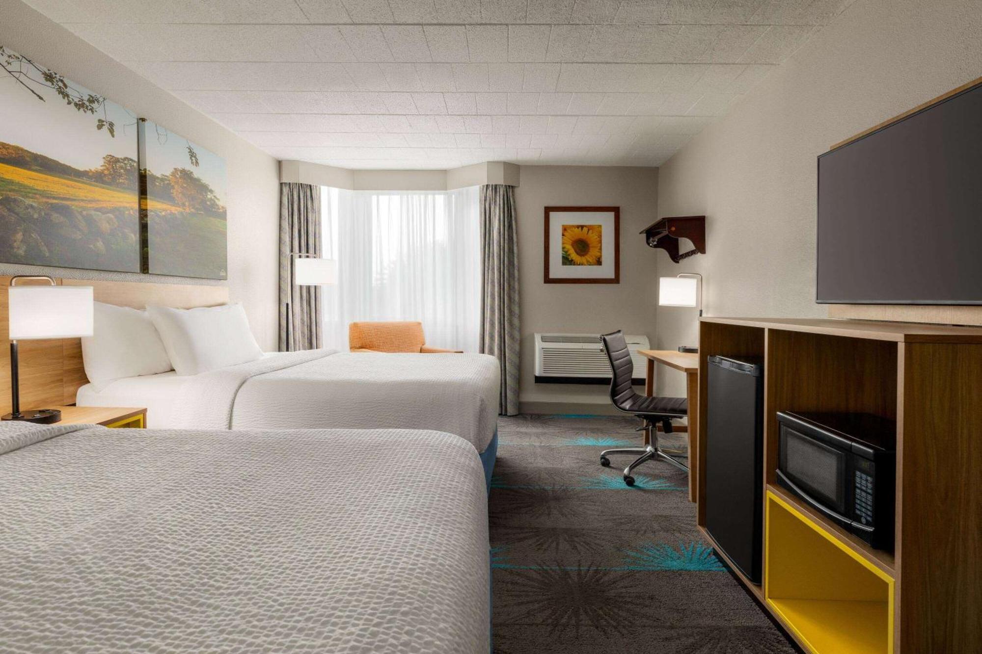 Business Queen Room with Two Queen Beds - Non-Smoking