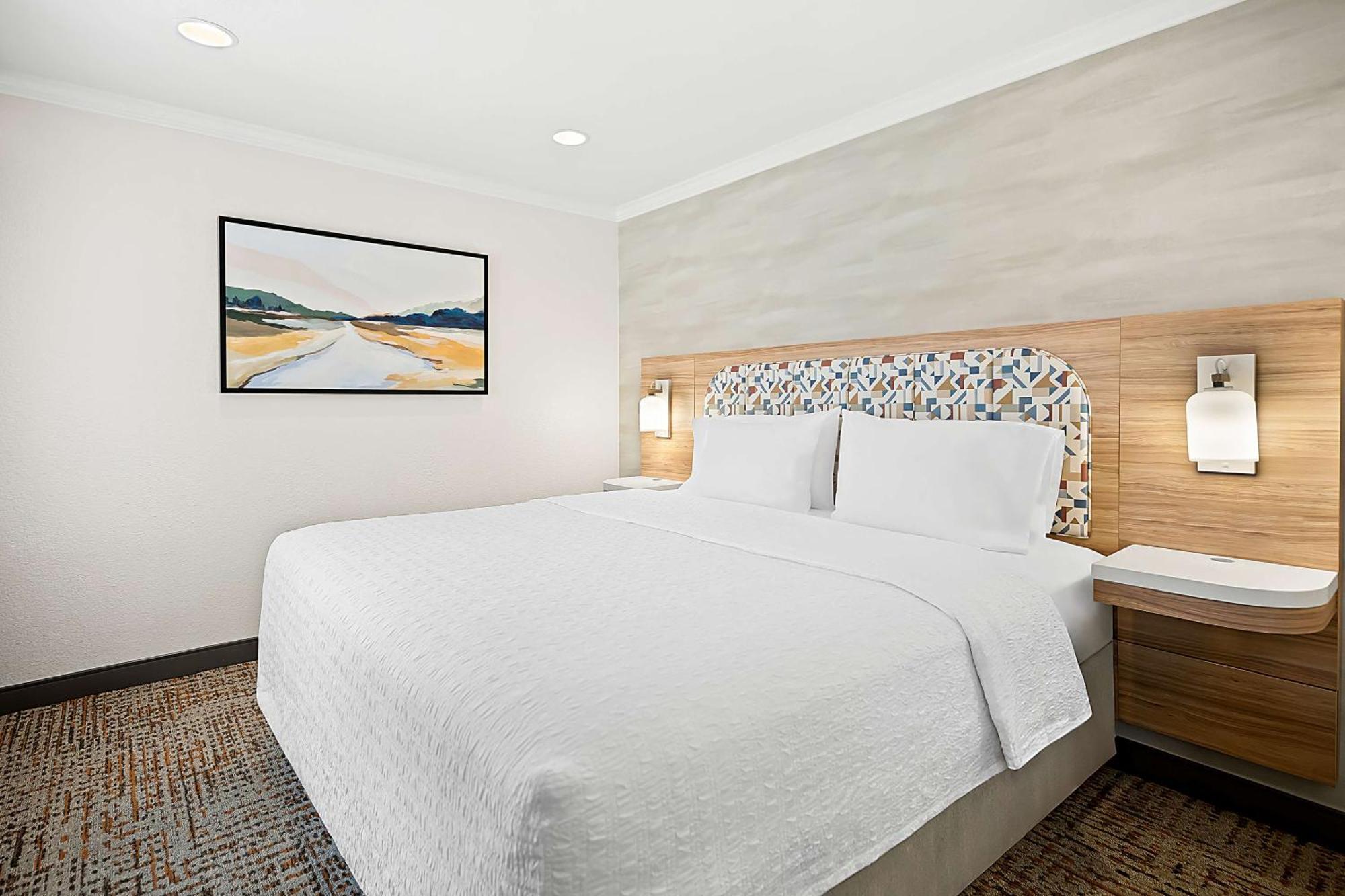 King Room with King Bed - Non-Smoking