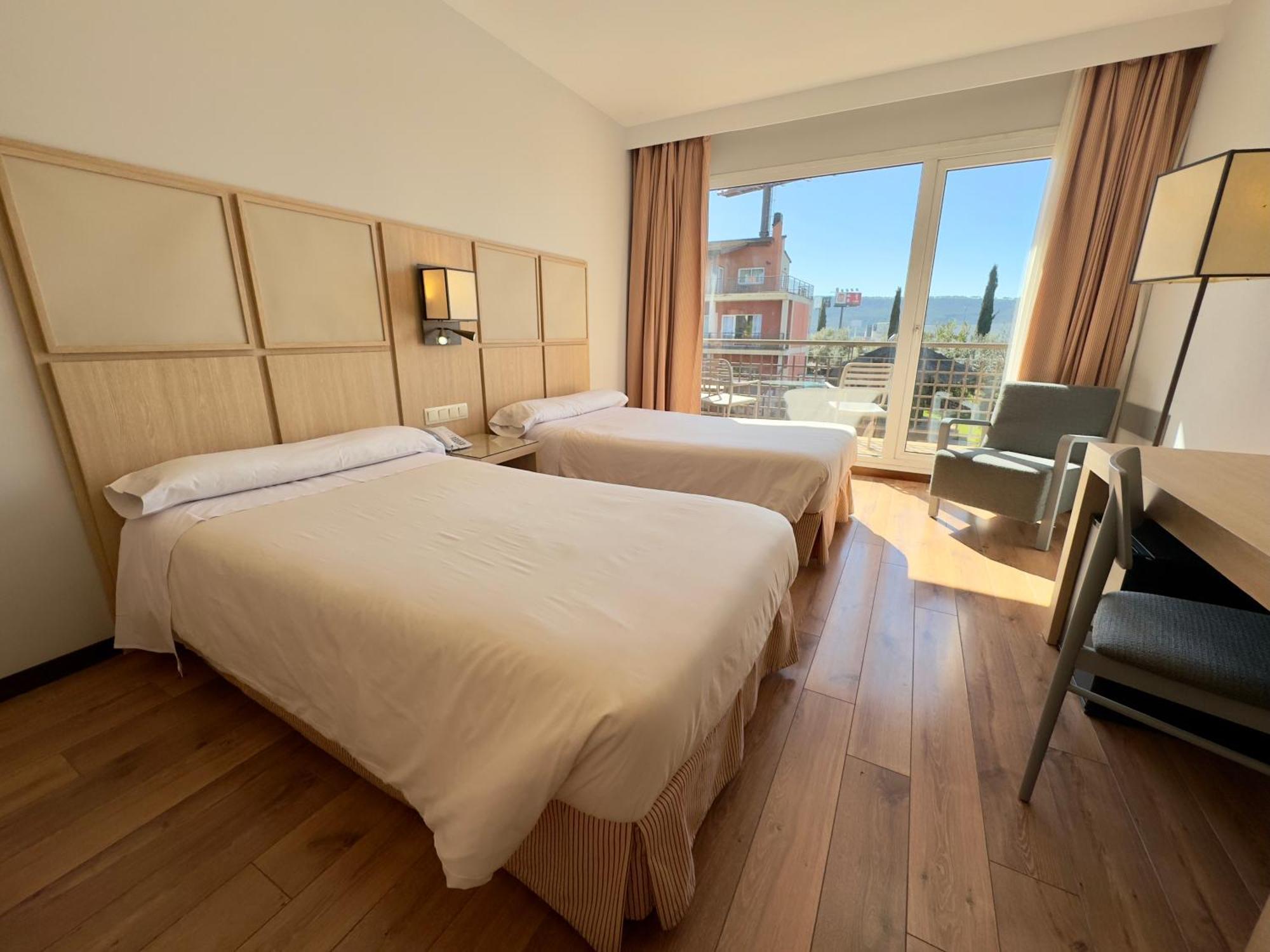 Twin Room,1611057743:JPEG