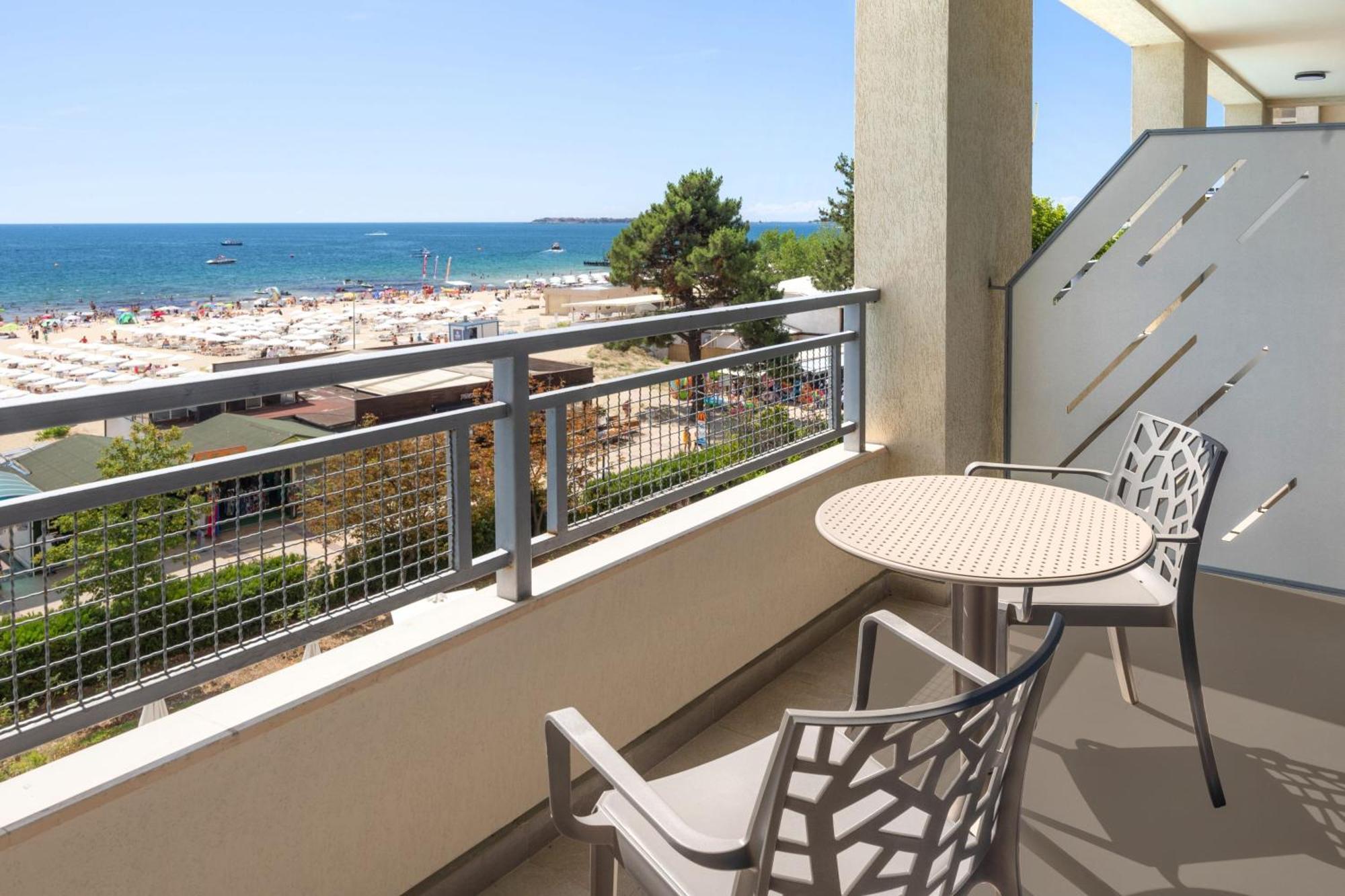 Deluxe King Room with Fold-out Chair and Sea View - Free Beach Access