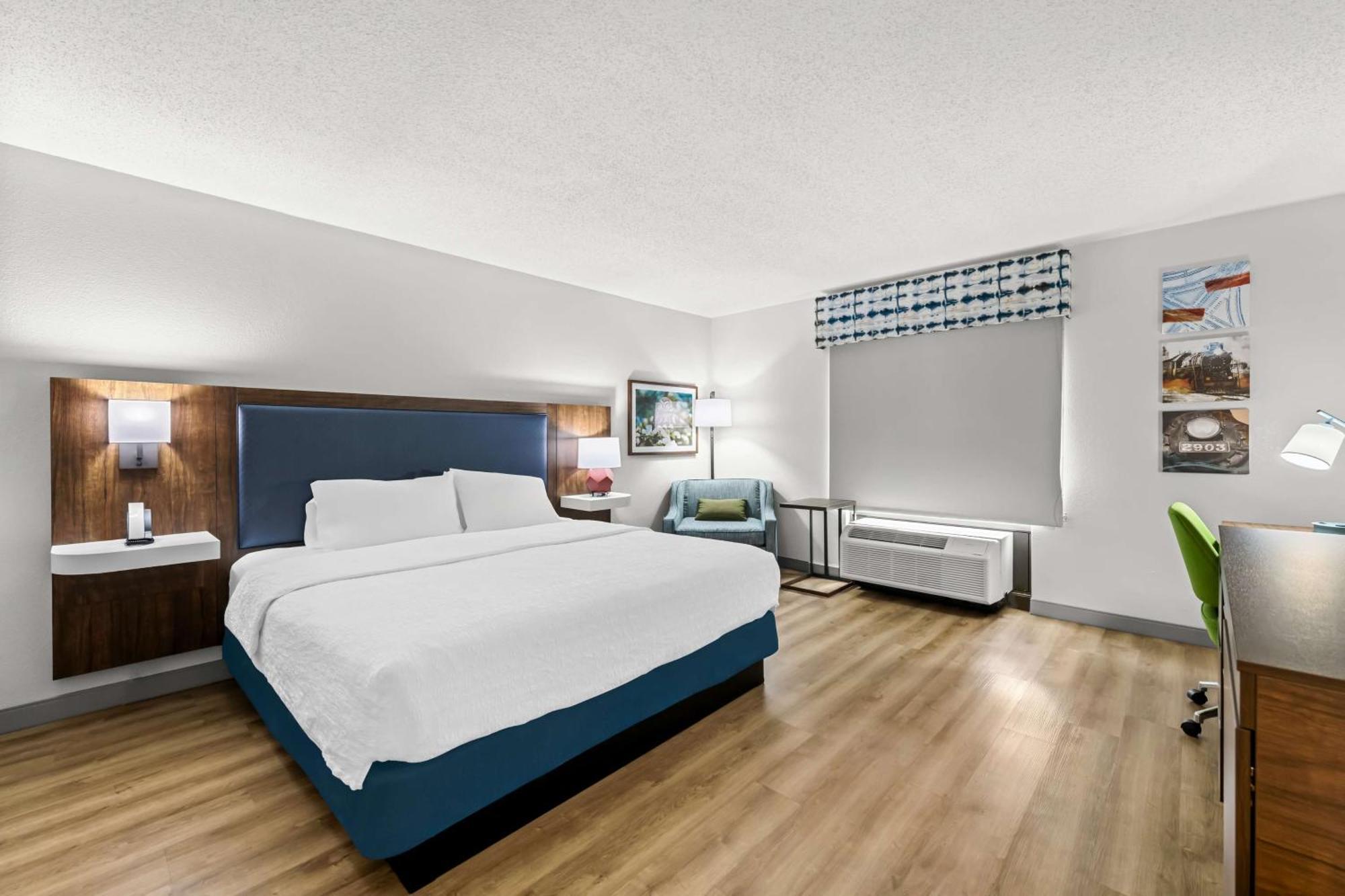King Room with King Bed - Non-Smoking