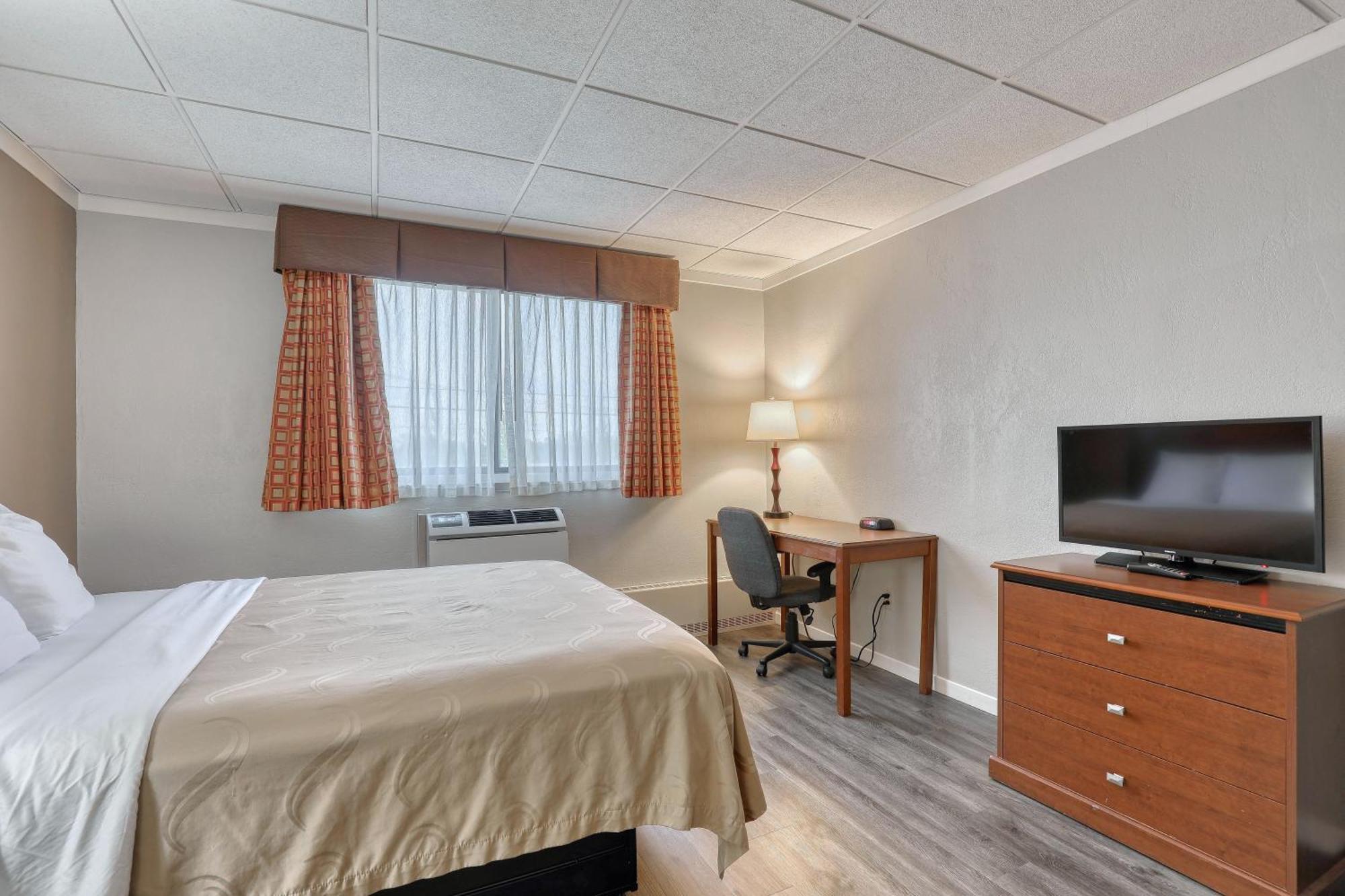 Queen Room with Sofa - Non Smoking