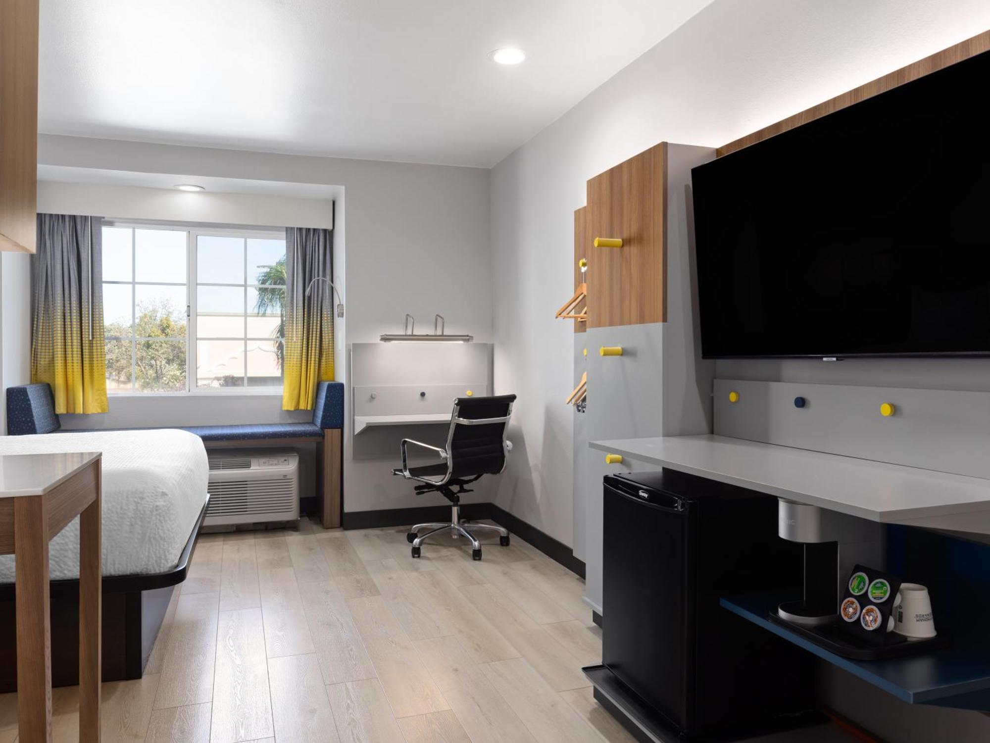 Efficiency Studio Suite with One Queen Bed - Non-Smoking