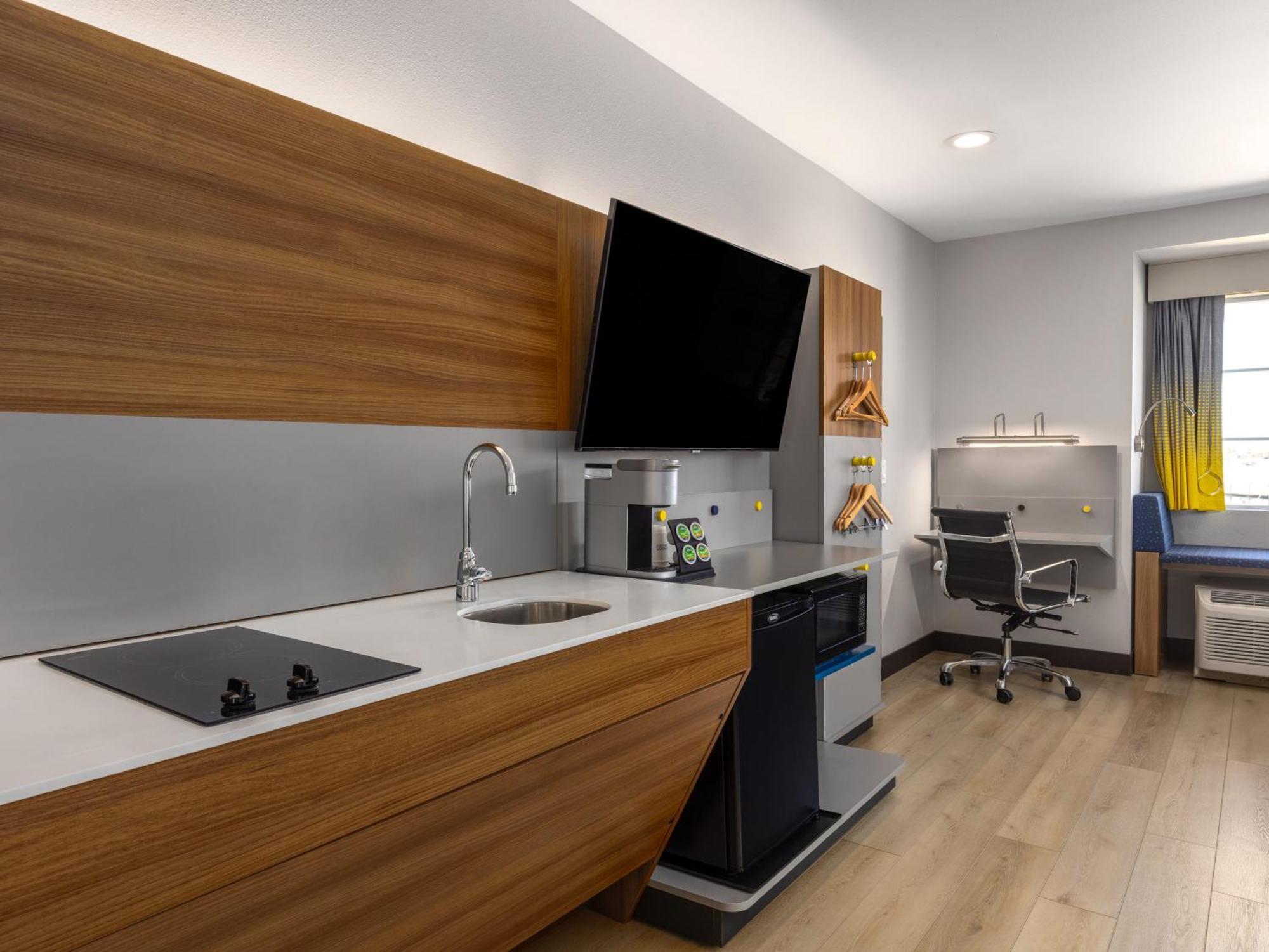 Efficiency Studio with One Queen Bed - Mobility Accessible - Non-Smonking