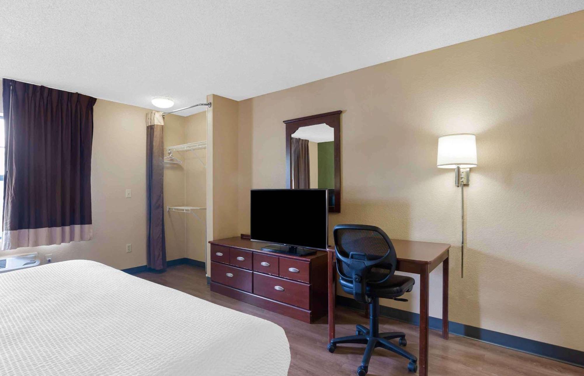 Deluxe Studio with 1 King Bed - Non-Smoking