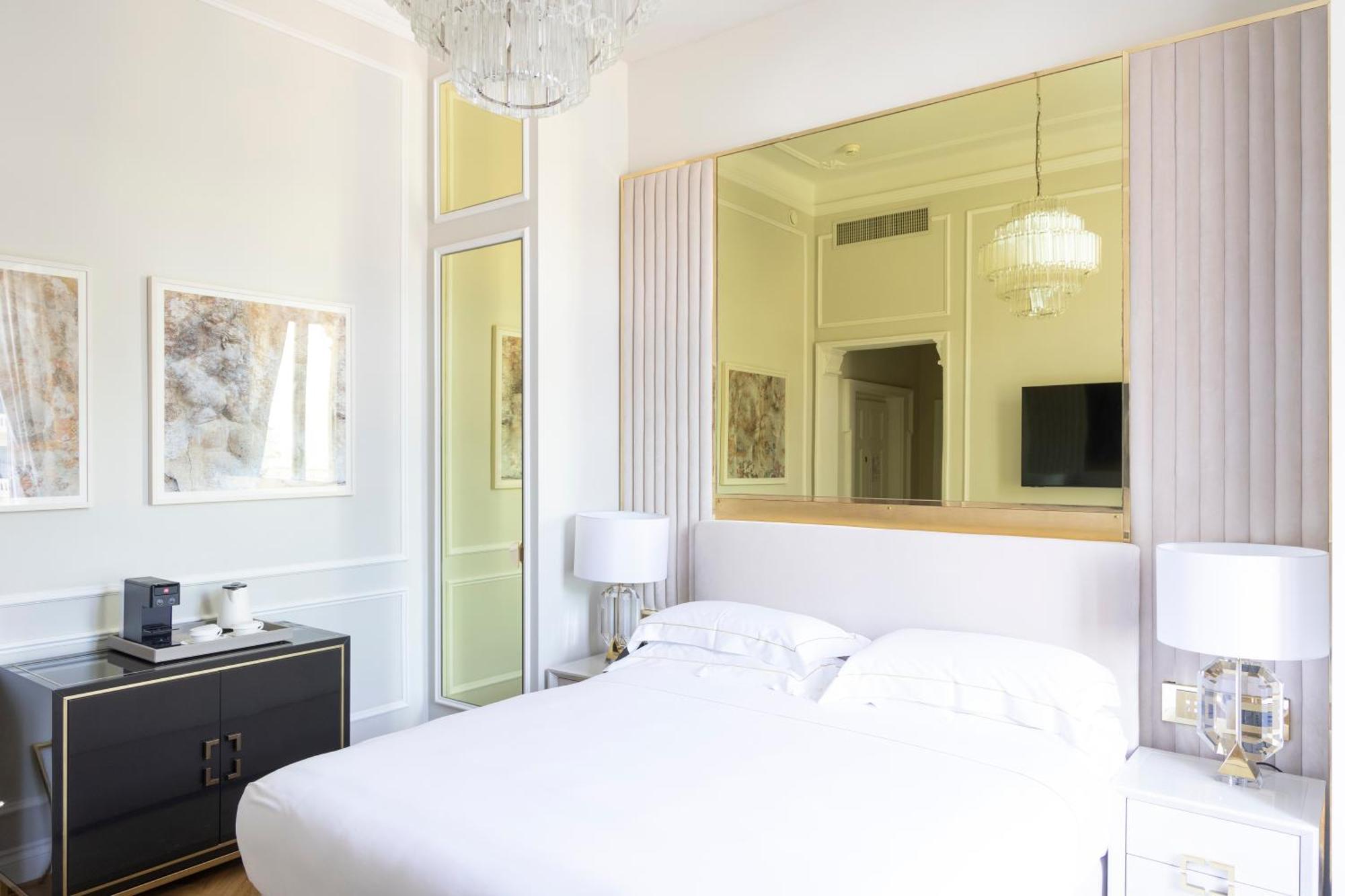 Superior Kamer met Kingsize Bed en Gedeeltelijk Uitzicht op Zee