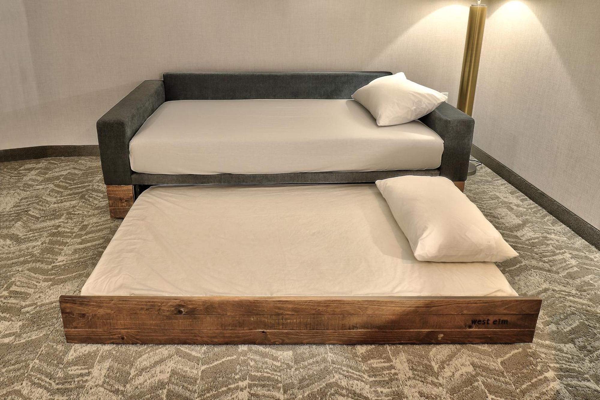 Queen Suite Trundle Bed Mountain view Hearing Accessible,1613724606:JPEG
