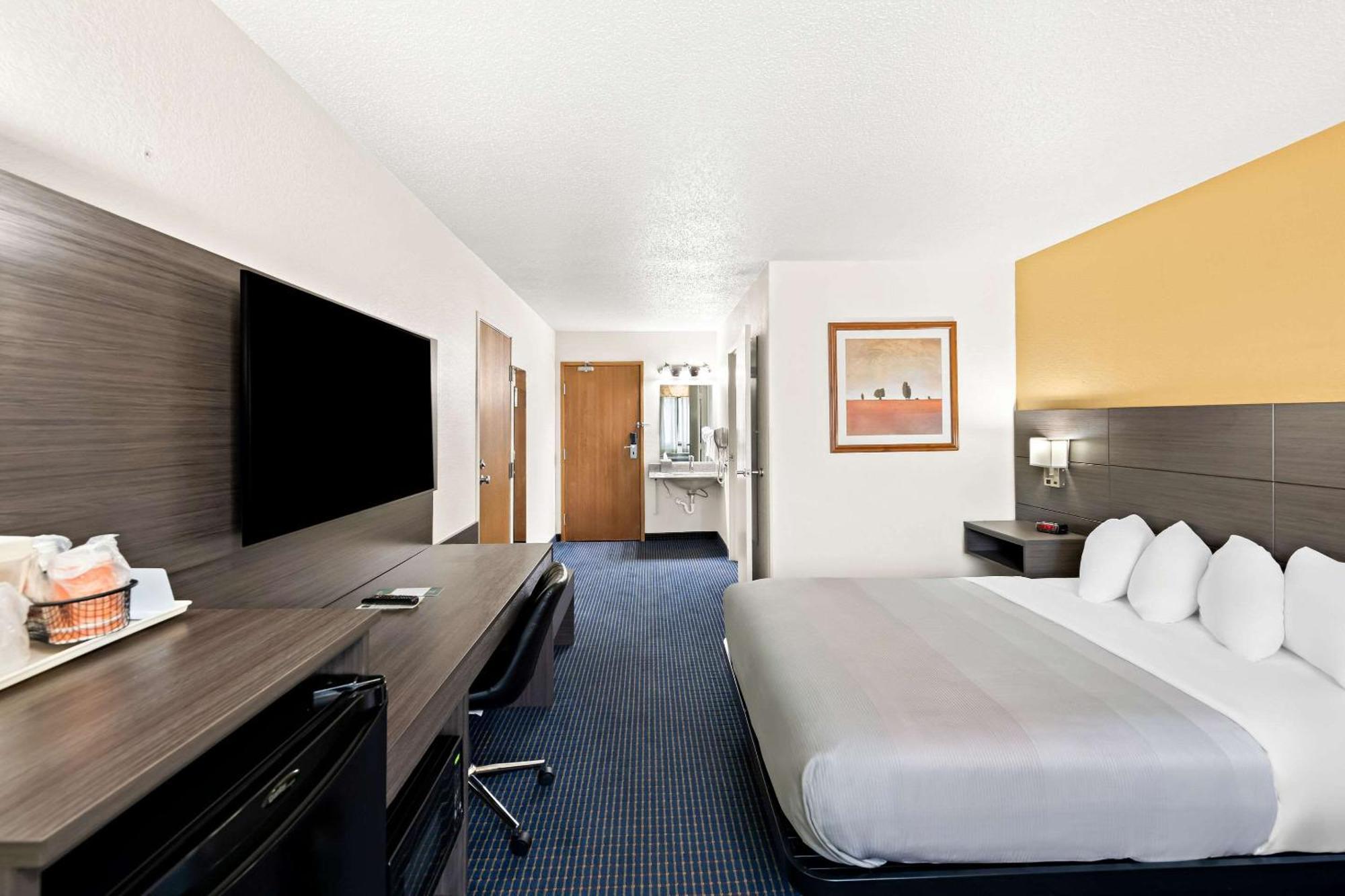 Queen Room - Accessible/Nonsmoking