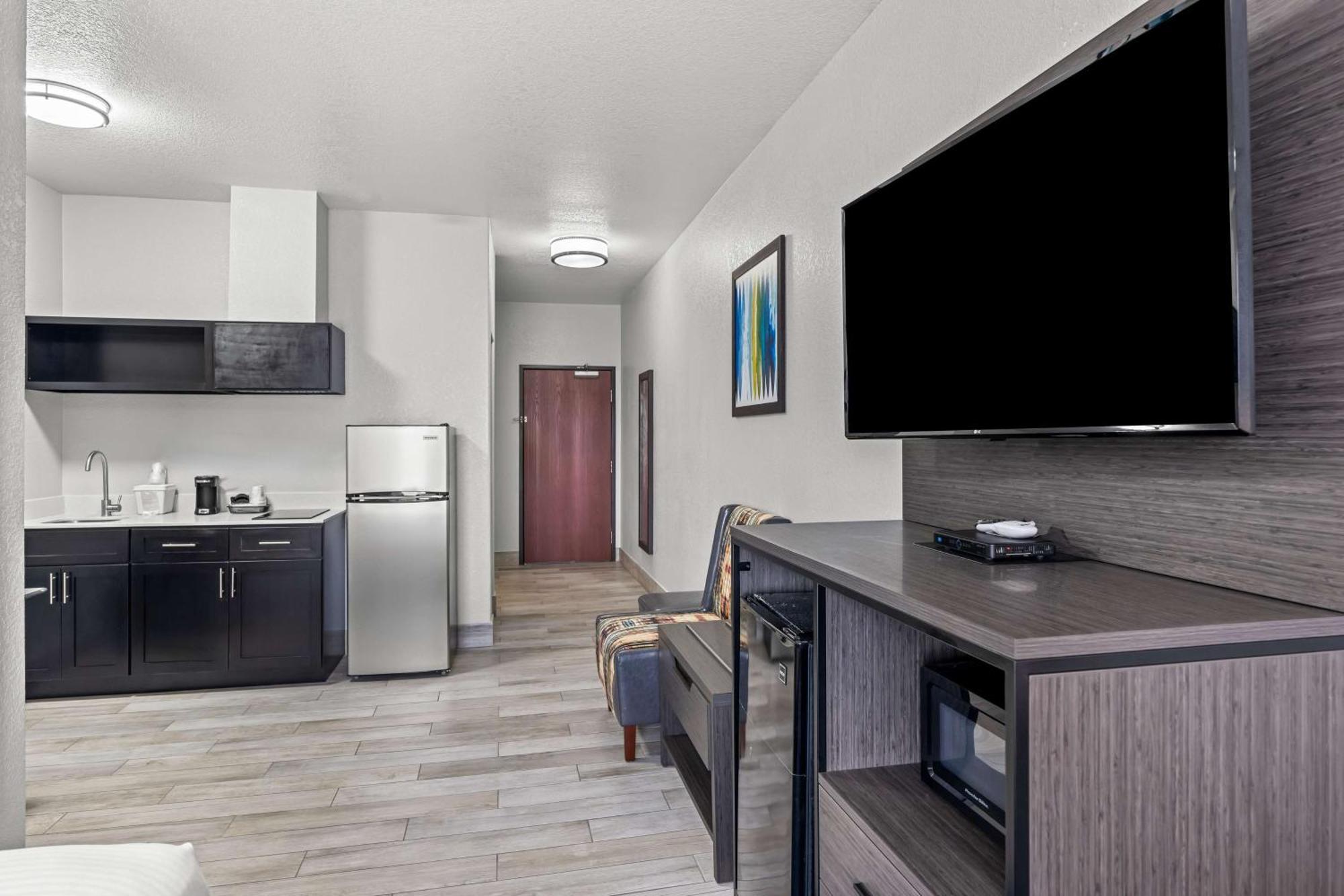King Room with Kitchenette and Dining Area - Non-Smoking