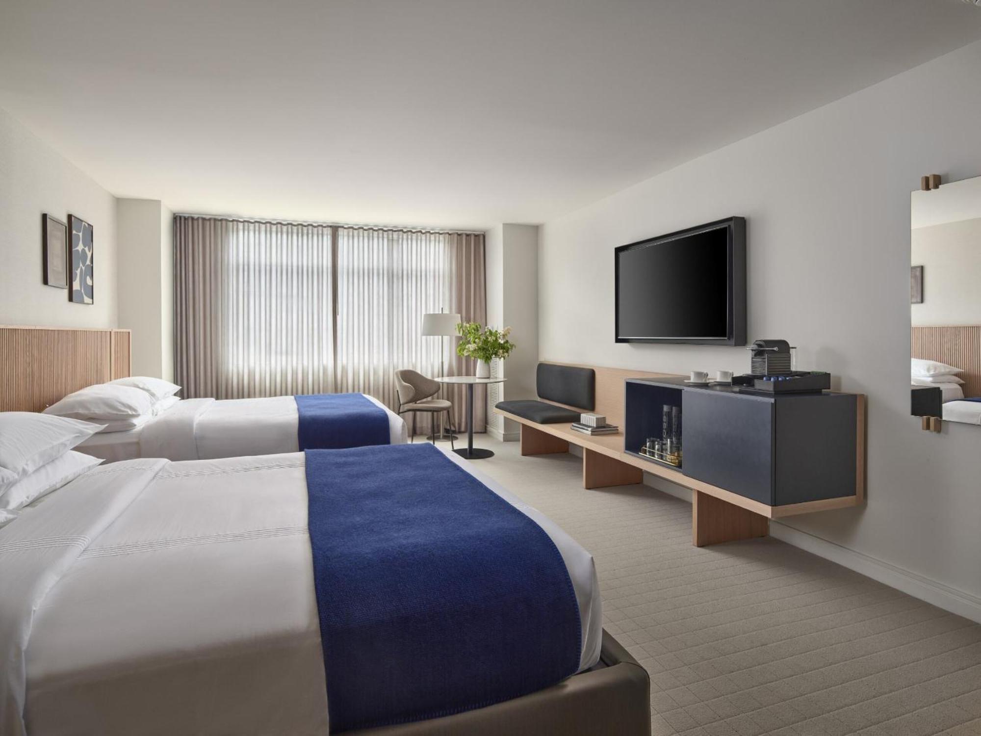 Premium Zimmer mit 2 Queensize-Betten und Stadtblick