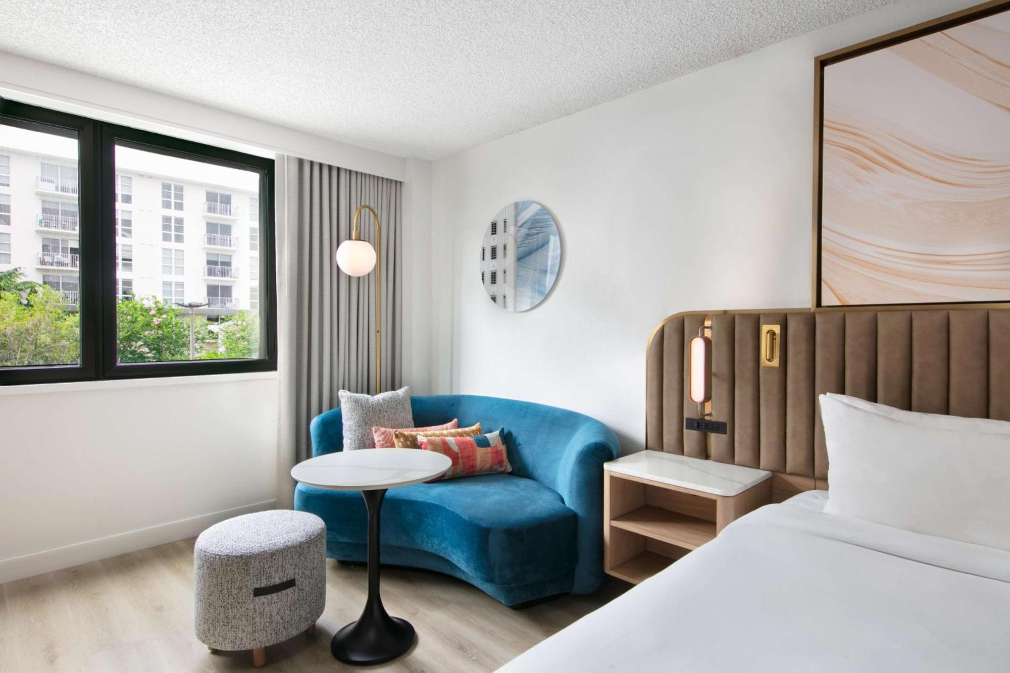 Deluxe Kamer met Kingsize Bed met Ligbad - Geschikt voor Gasten met een Mobiele Beperking