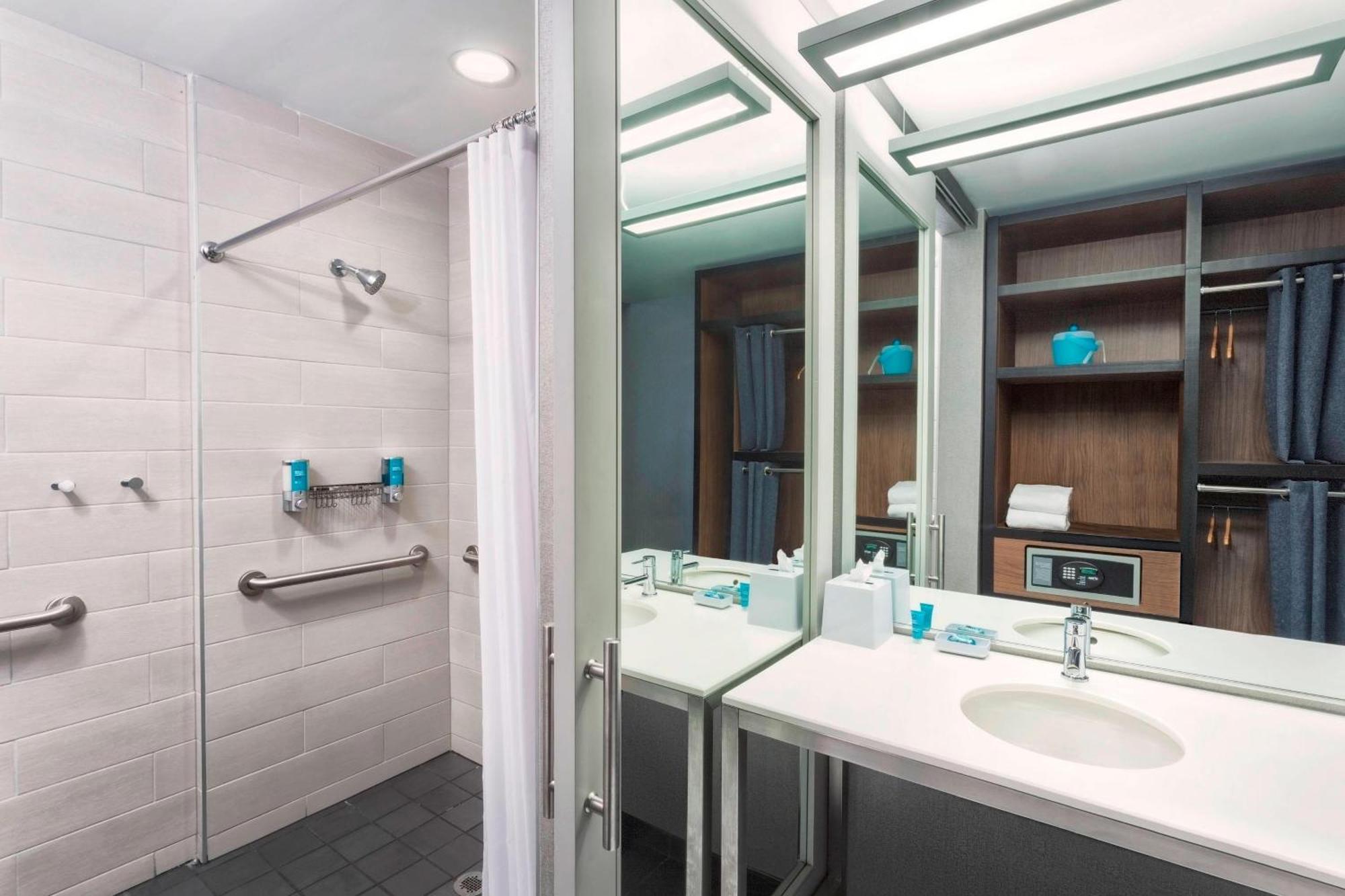 Aloft Room, Guest room, 1 King
