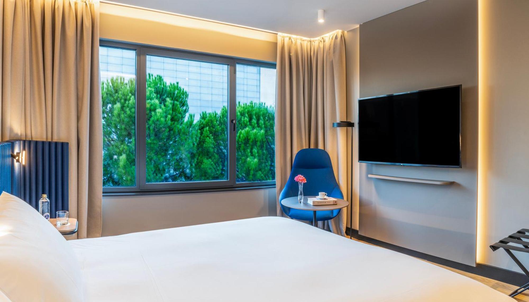 Quarto Executivo com Cama de Casal e Sofá