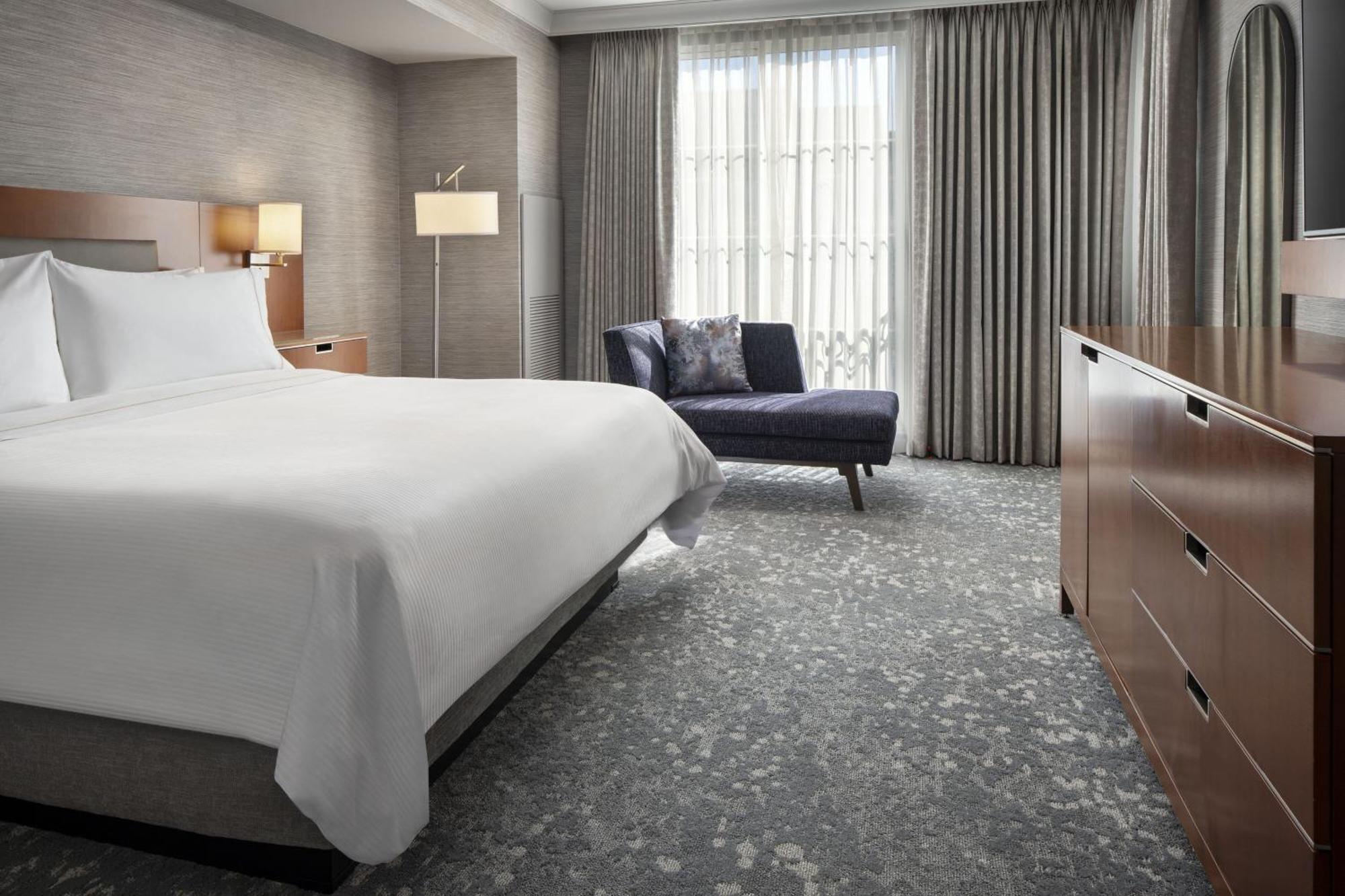 Suite, 1 King, Sofa bed, Courtyard view, Top floor, Balcony