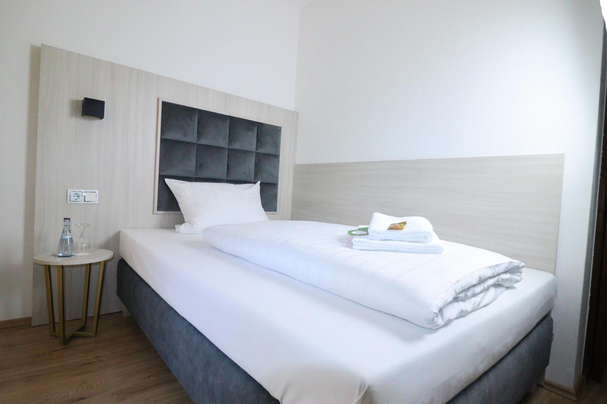 Zimmer mit Queensize-Bett und Balkon