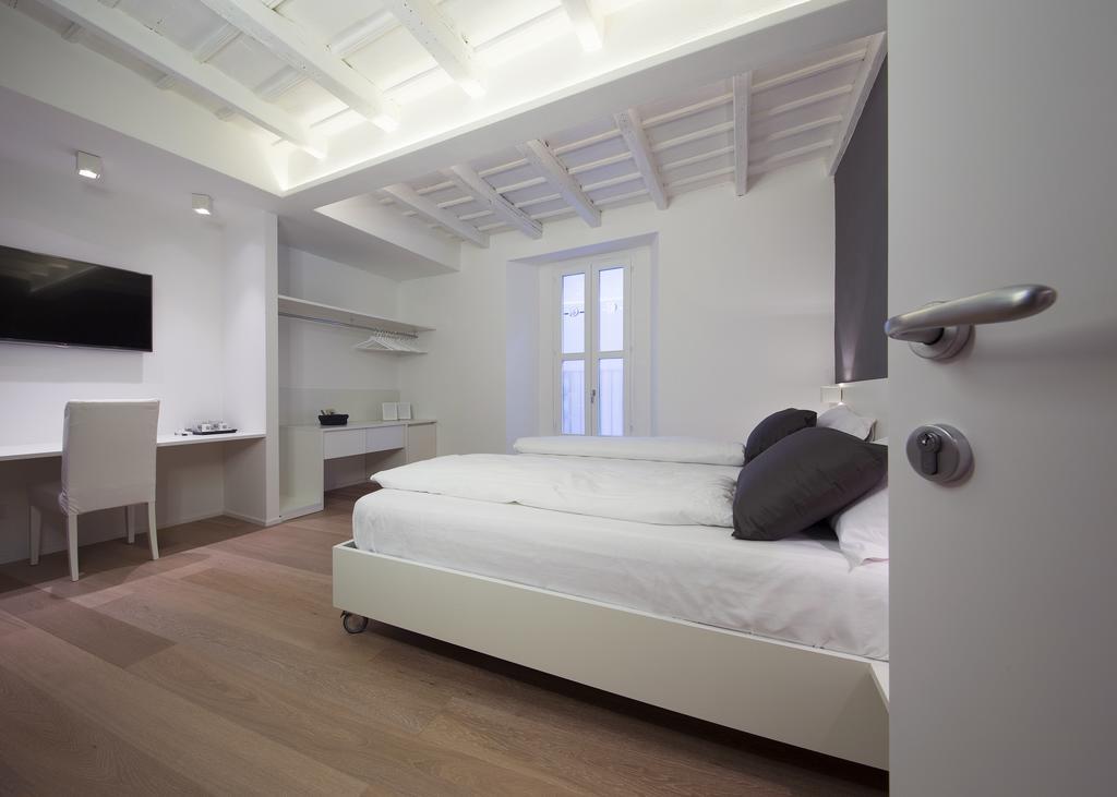 Großes Doppel-/Zweibettzimmer