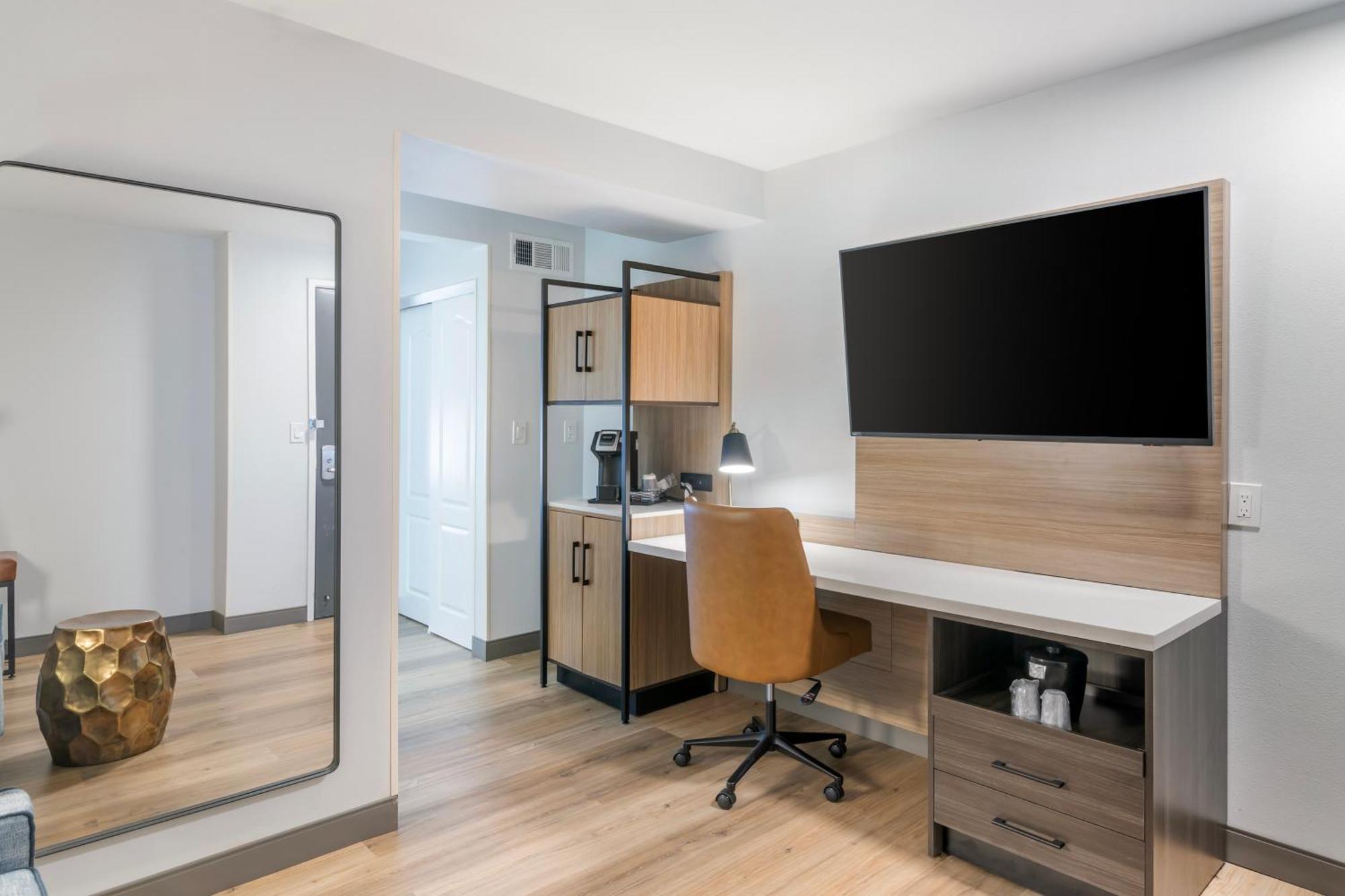 One-Bedroom King Suite - Non-Smoking