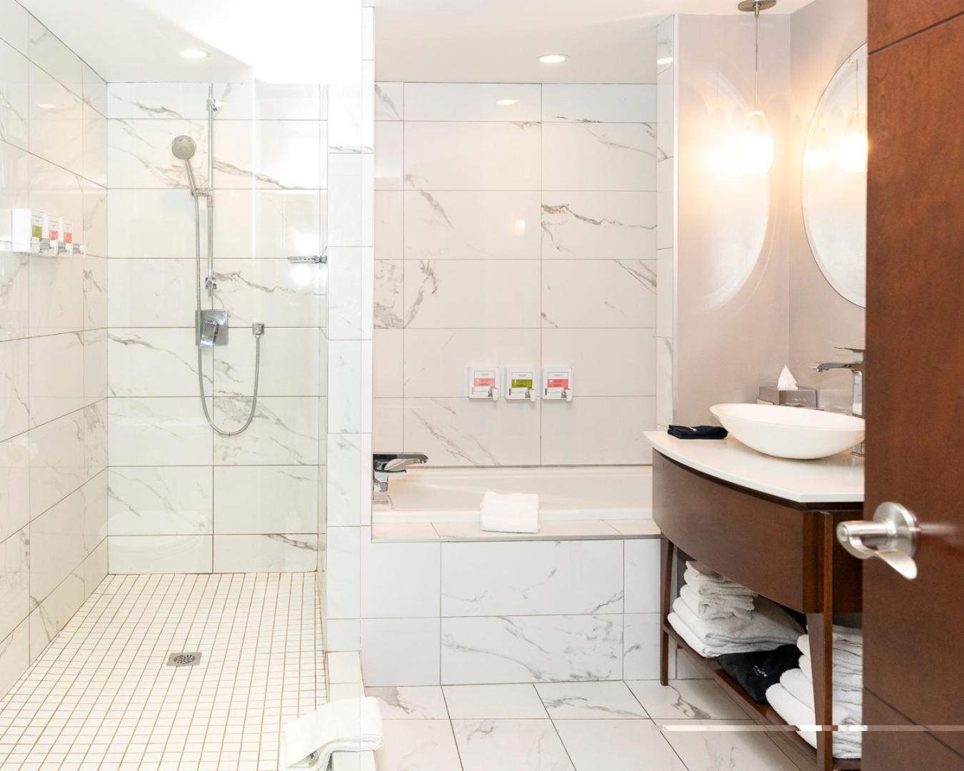 Deluxe Queen Suite