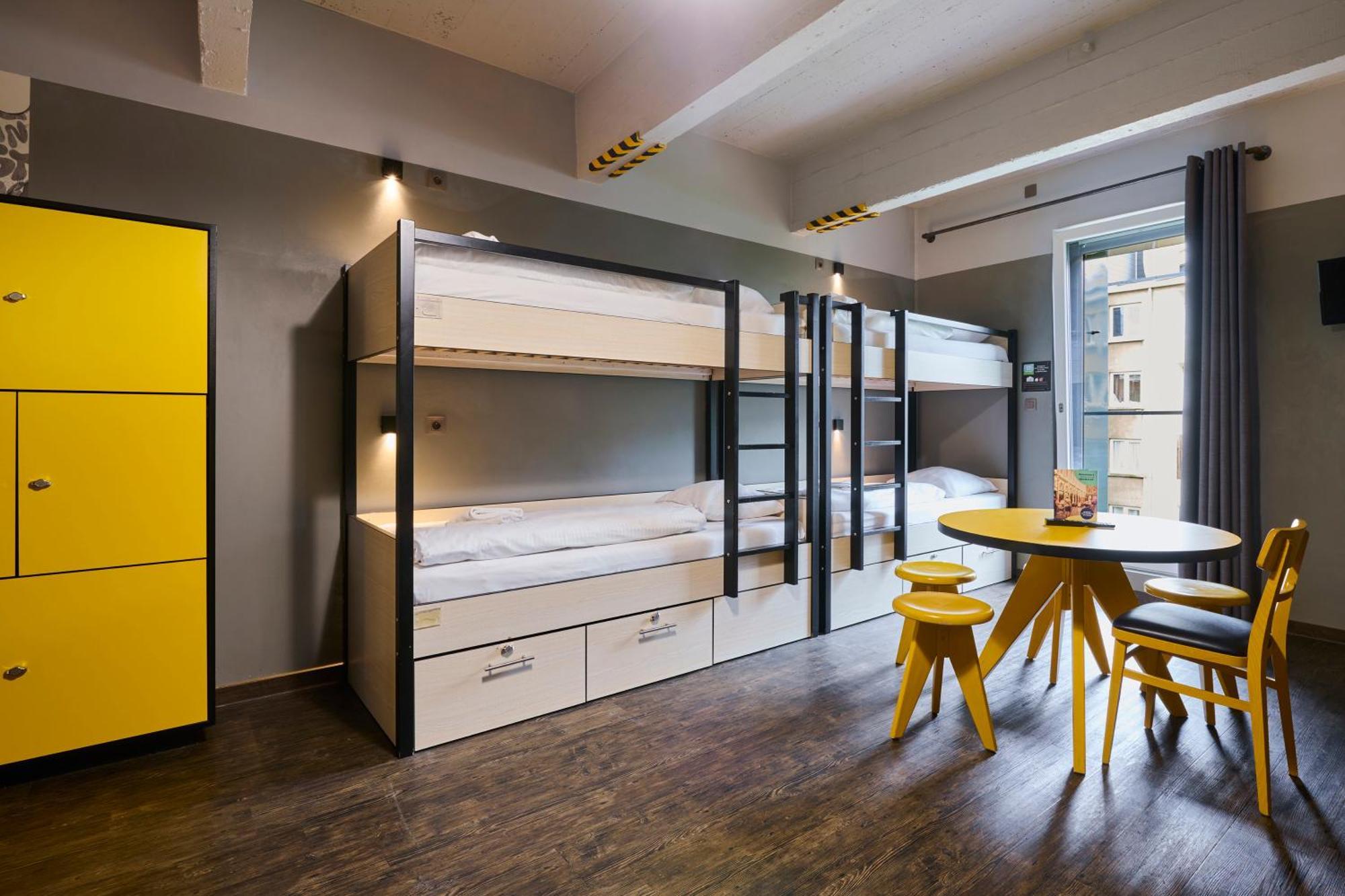 Cama en habitación compartida mixta de 10 camas