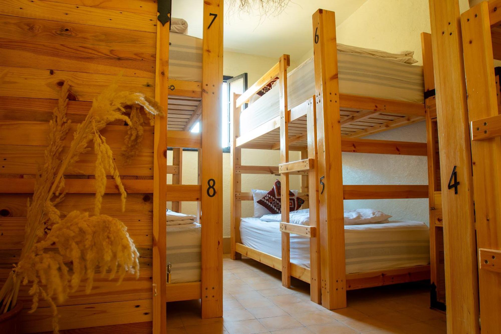 Cama num Dormitório Misto com 8 Camas