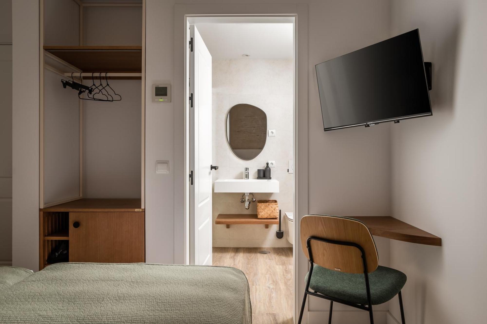 Twin Room,1618910223:JPEG