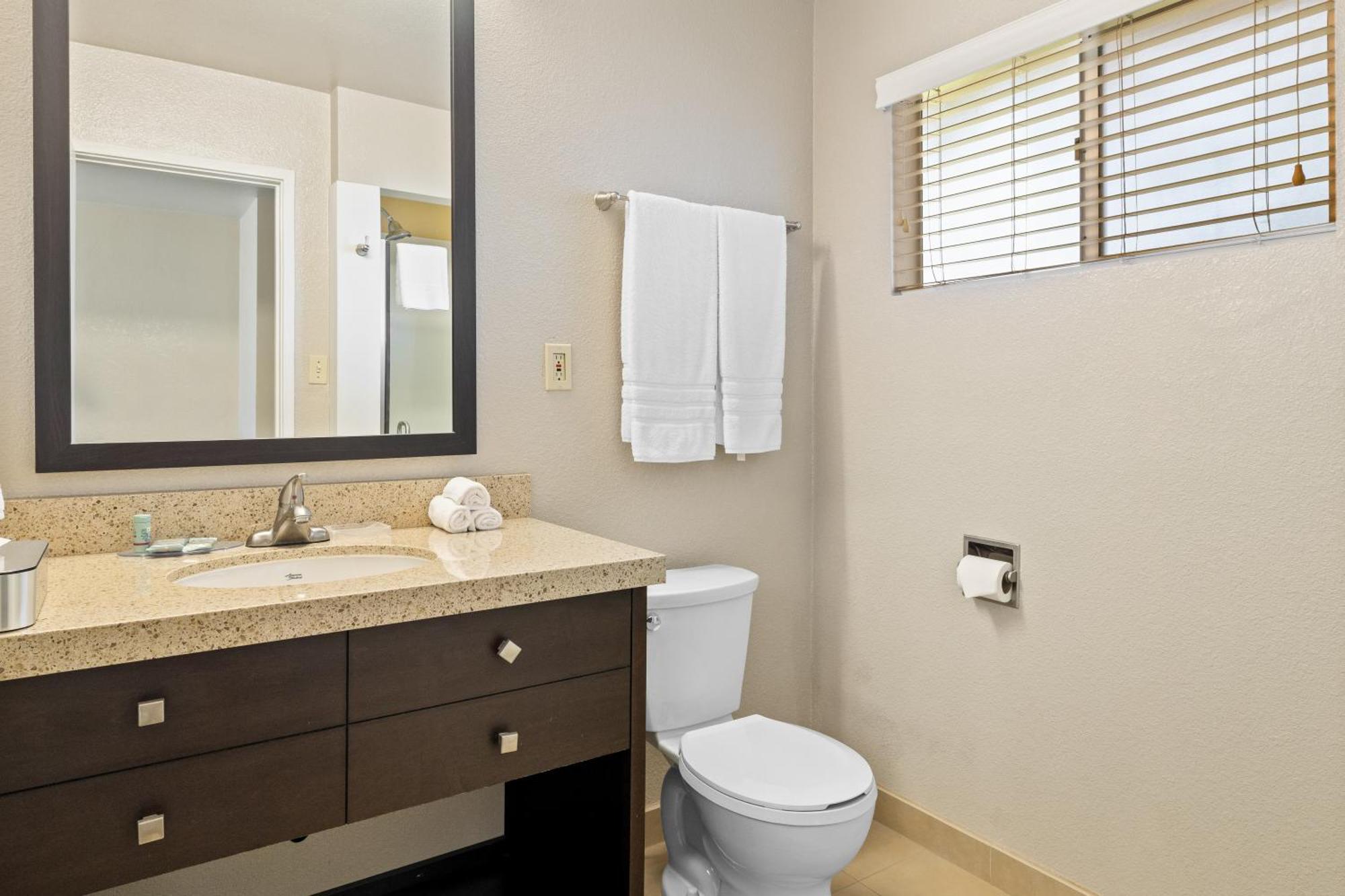 Two-Bedroom Queen Suite with Patio and Kitchen