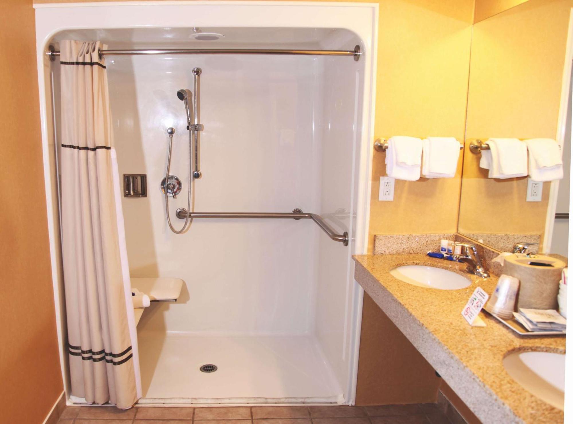 Chambre avec 2 Lits Queen-Size - Accessible aux Personnes à Mobilité Réduite - Non-Fumeurs
