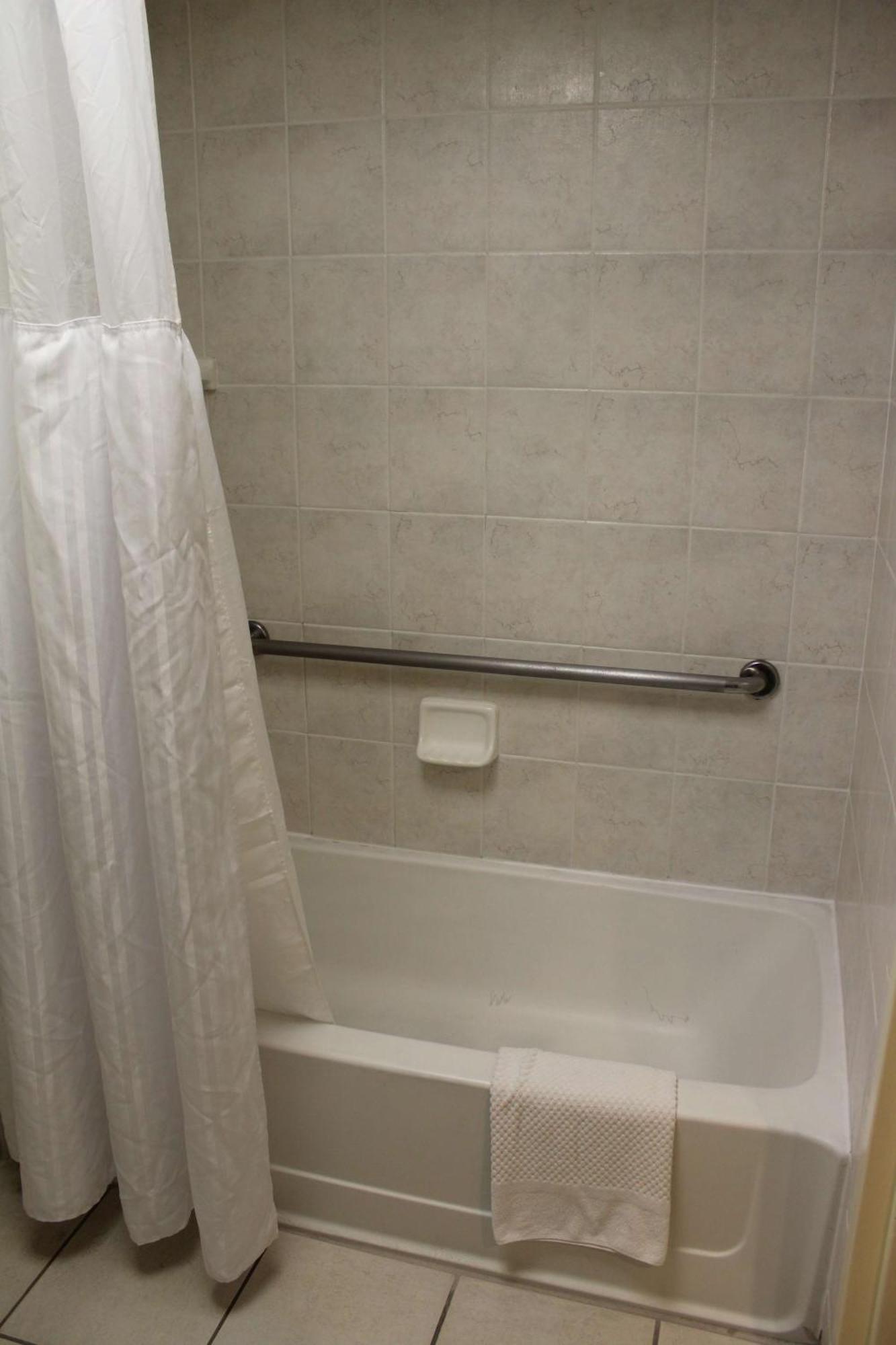 Double Room with Two Double Beds and Bath Tub - Mobility Access