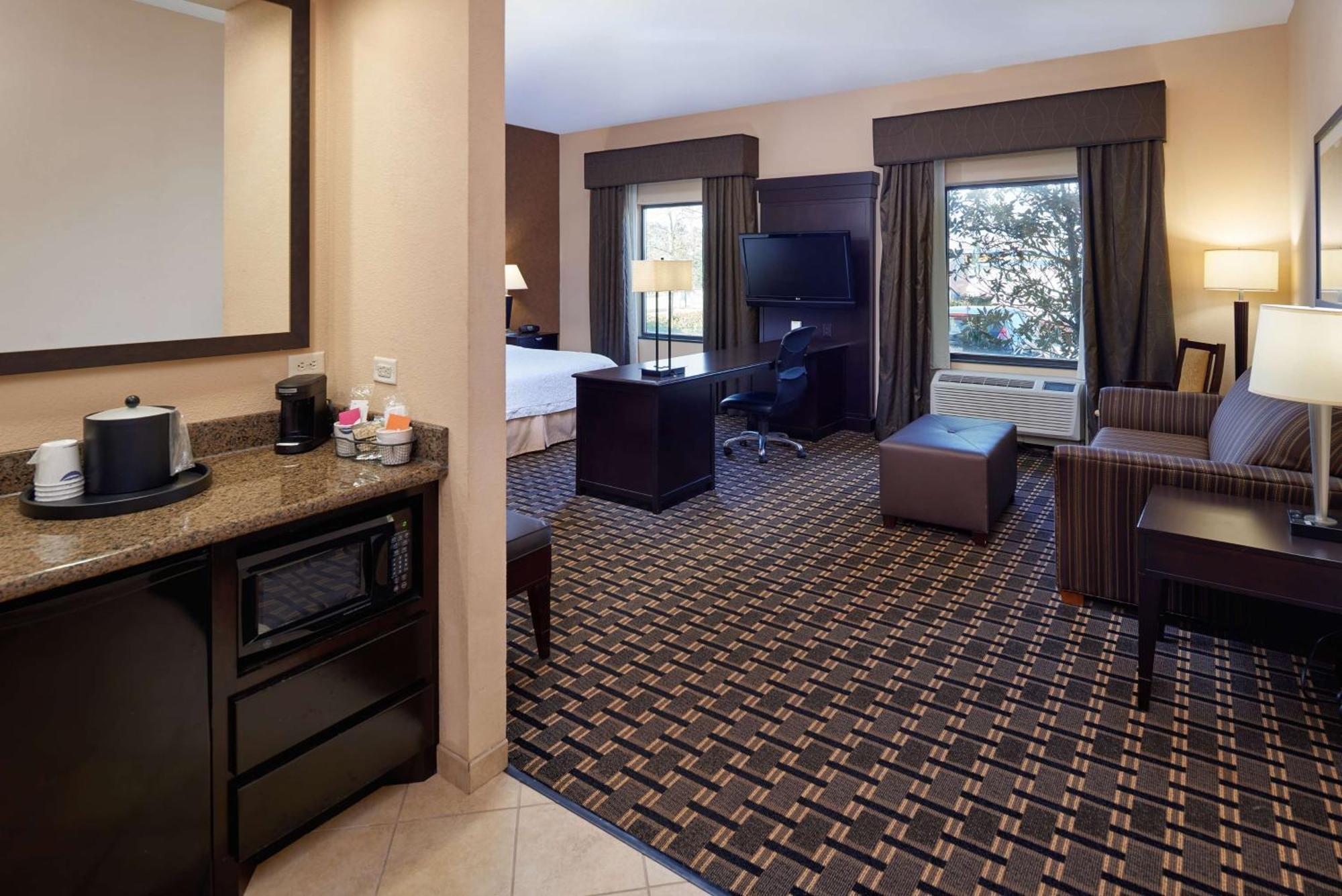 King Studio Suite with Whirlpool - Non-Smoking