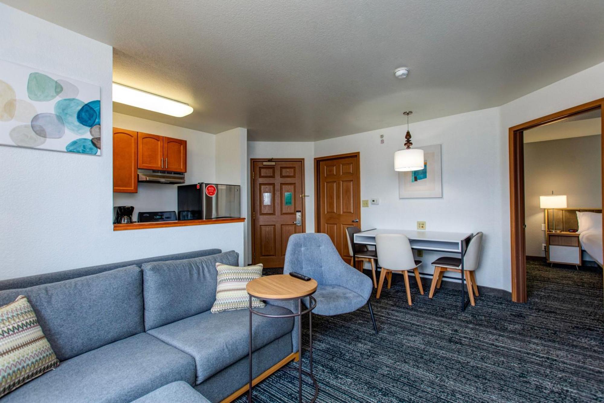 Two-Bedroom Queen Suite