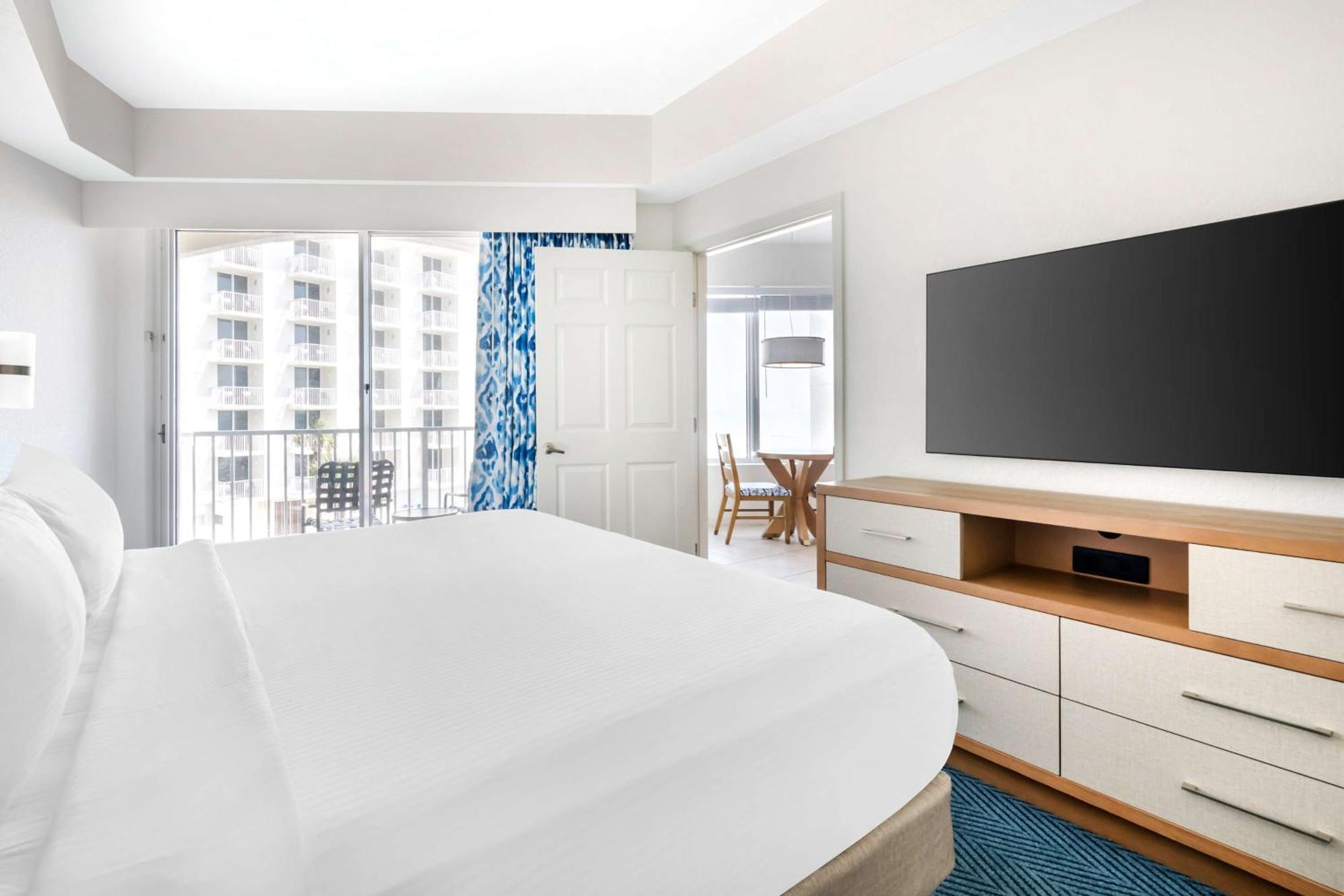 One-Bedroom Queen Suite with Sofa Bed and Bath Tub