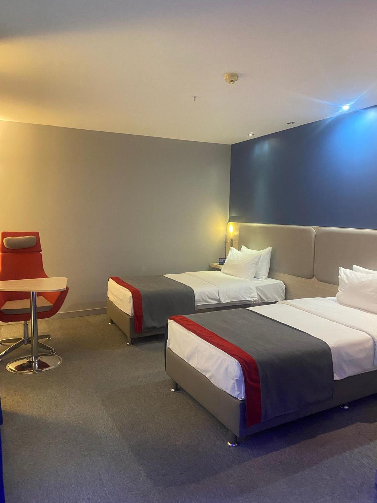 Quarto Twin Standard com Pequeno-Almoço Gratuito