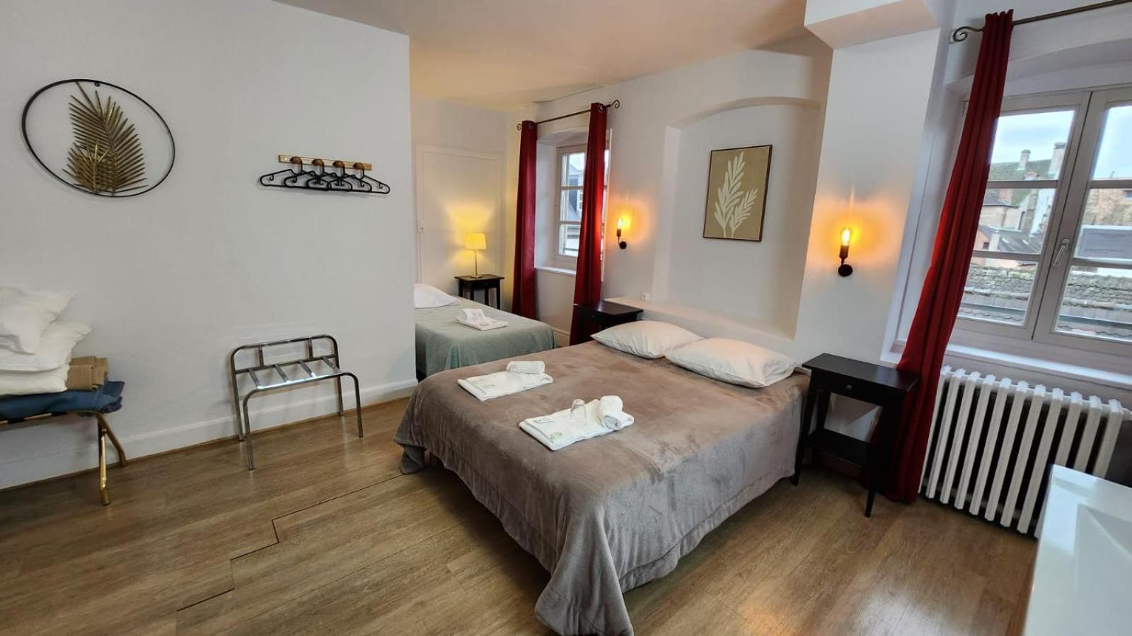 Deze driepersoonskamer heeft een gedeelde badkamer.