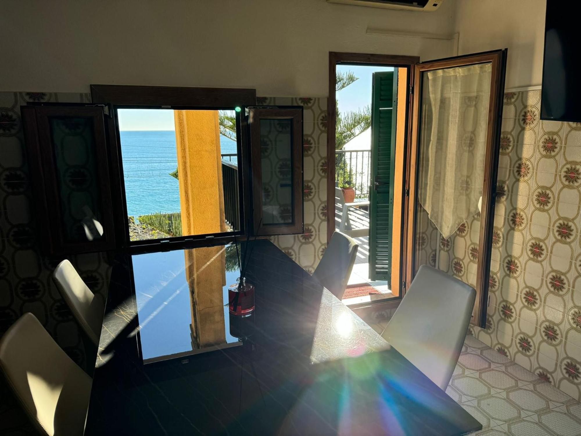 Appartamento con 2 Camere da Letto, Terrazza e Vista Mare