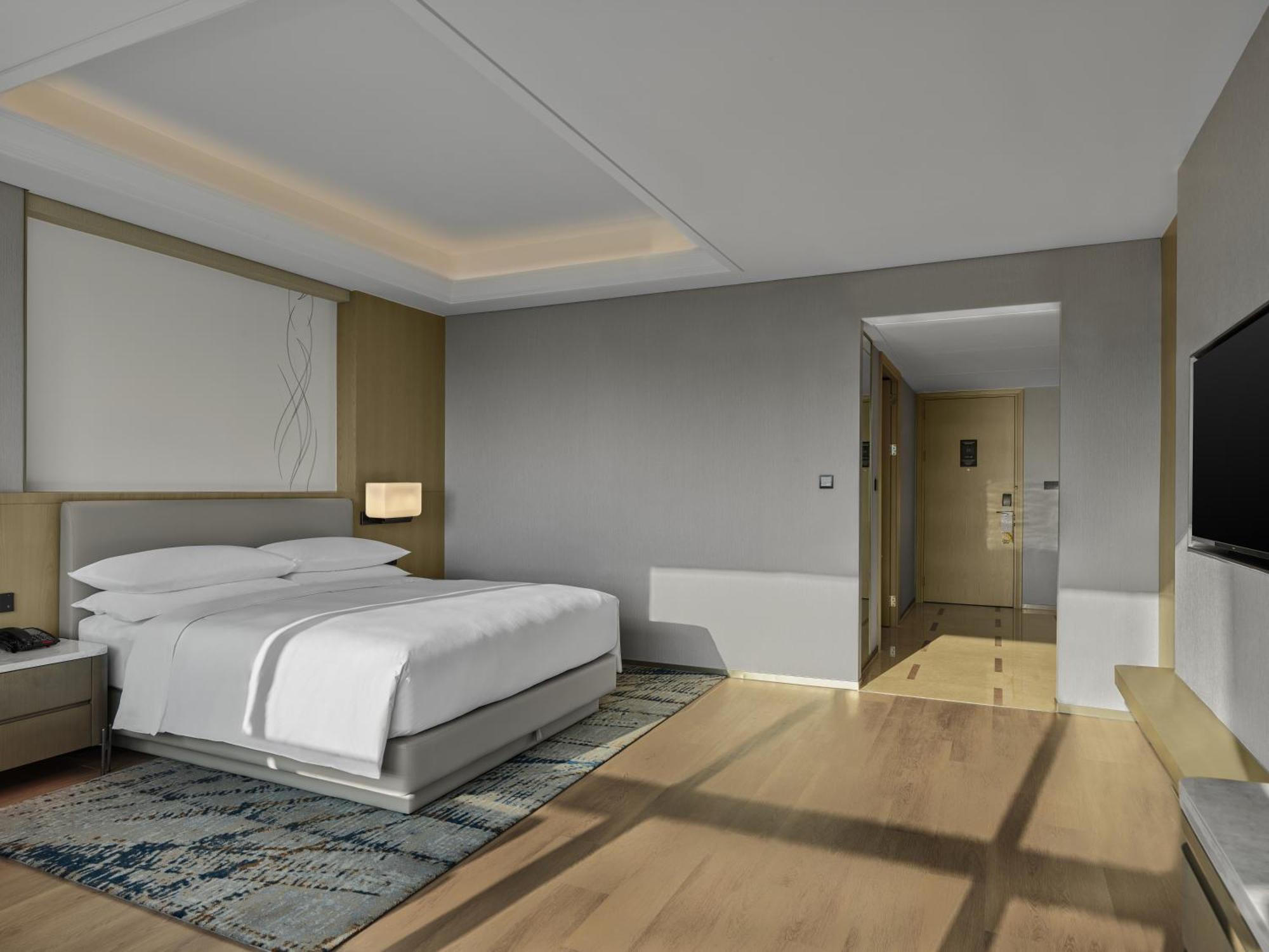 Habitación Doble Superior con cama doble grande y vistas al río