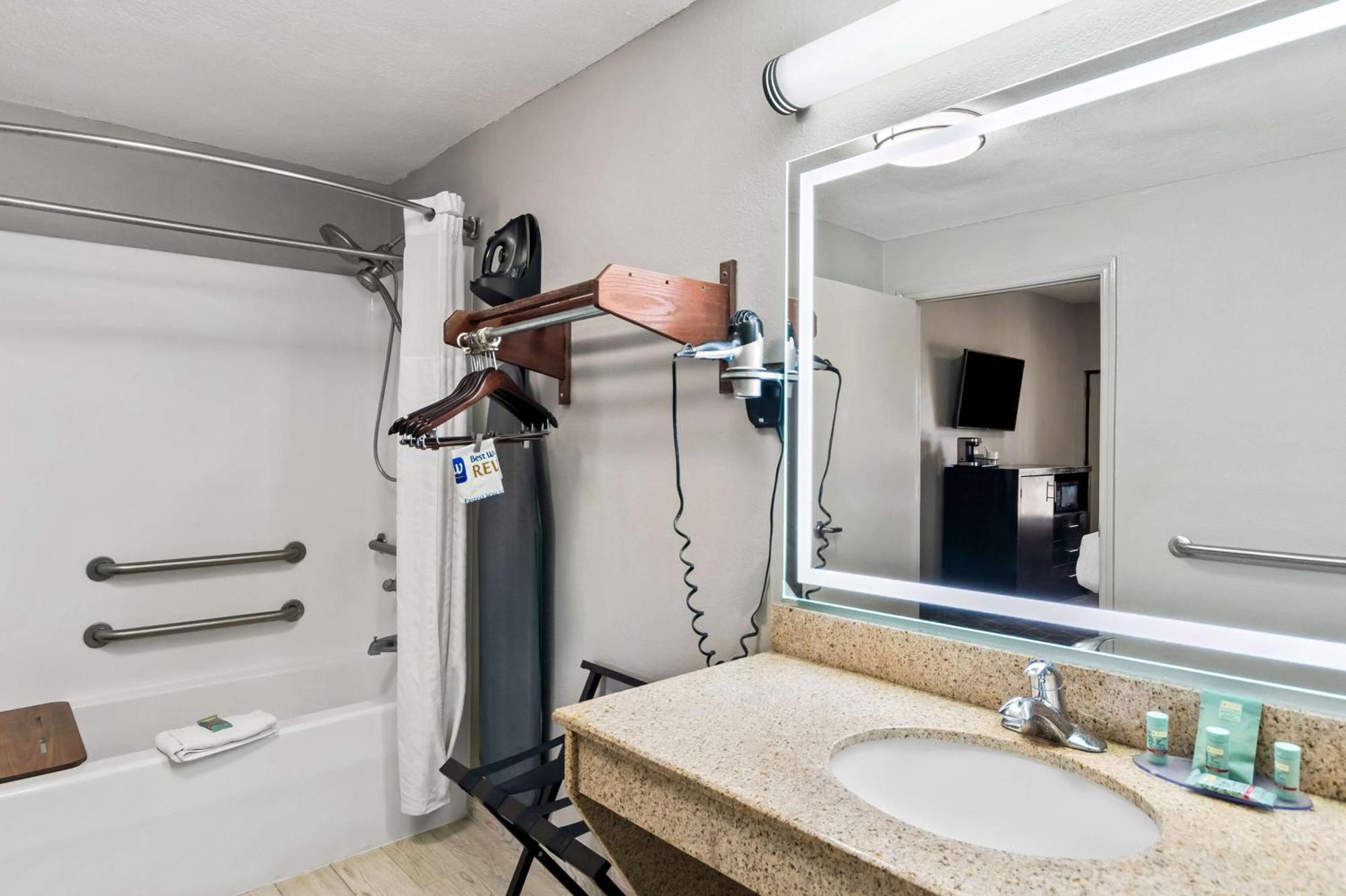 King Room with Bath Tub - Disability Access/Non-Smoking