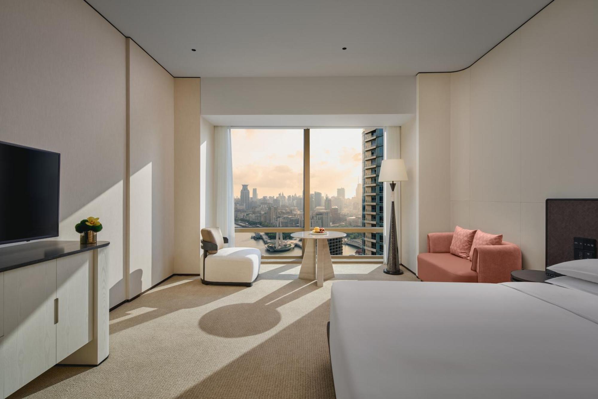 Habitación doble con cama extragrande, vistas al río y acceso al club
