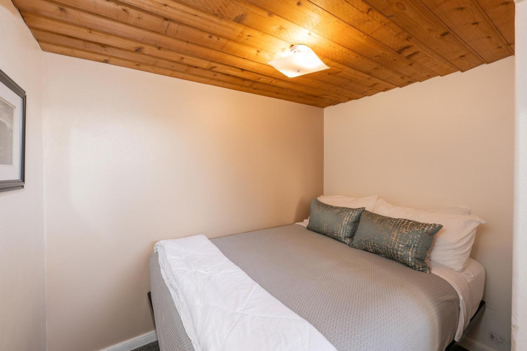 Deluxe Suite with Ocean View- non pet friendly