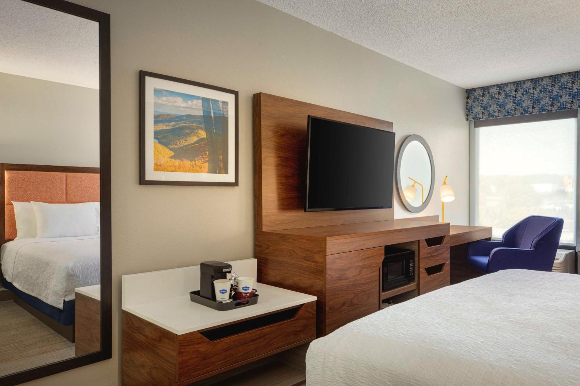 King Room with King Bed - Non-Smoking