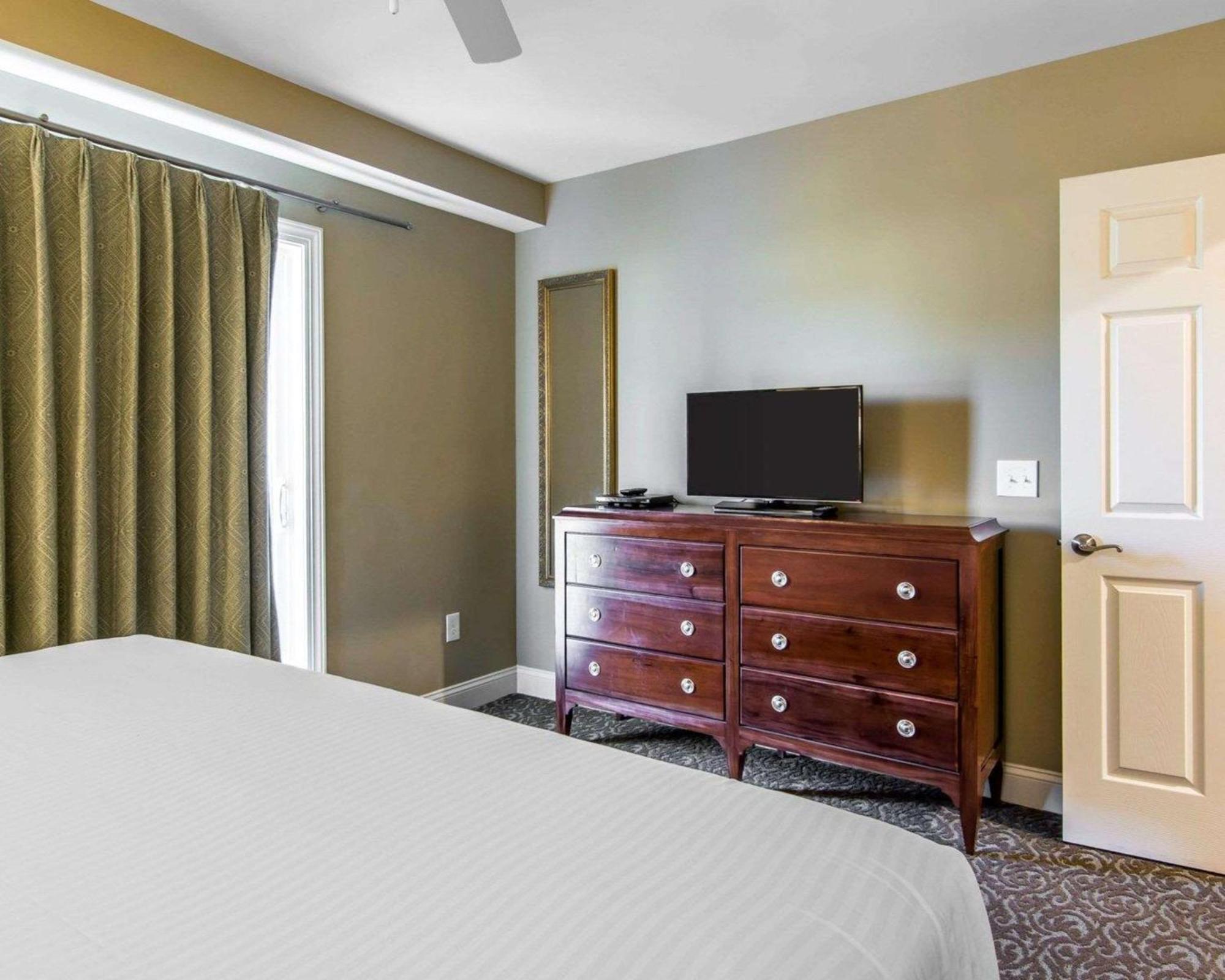 Queen Suite - Accessible/Non-Smoking