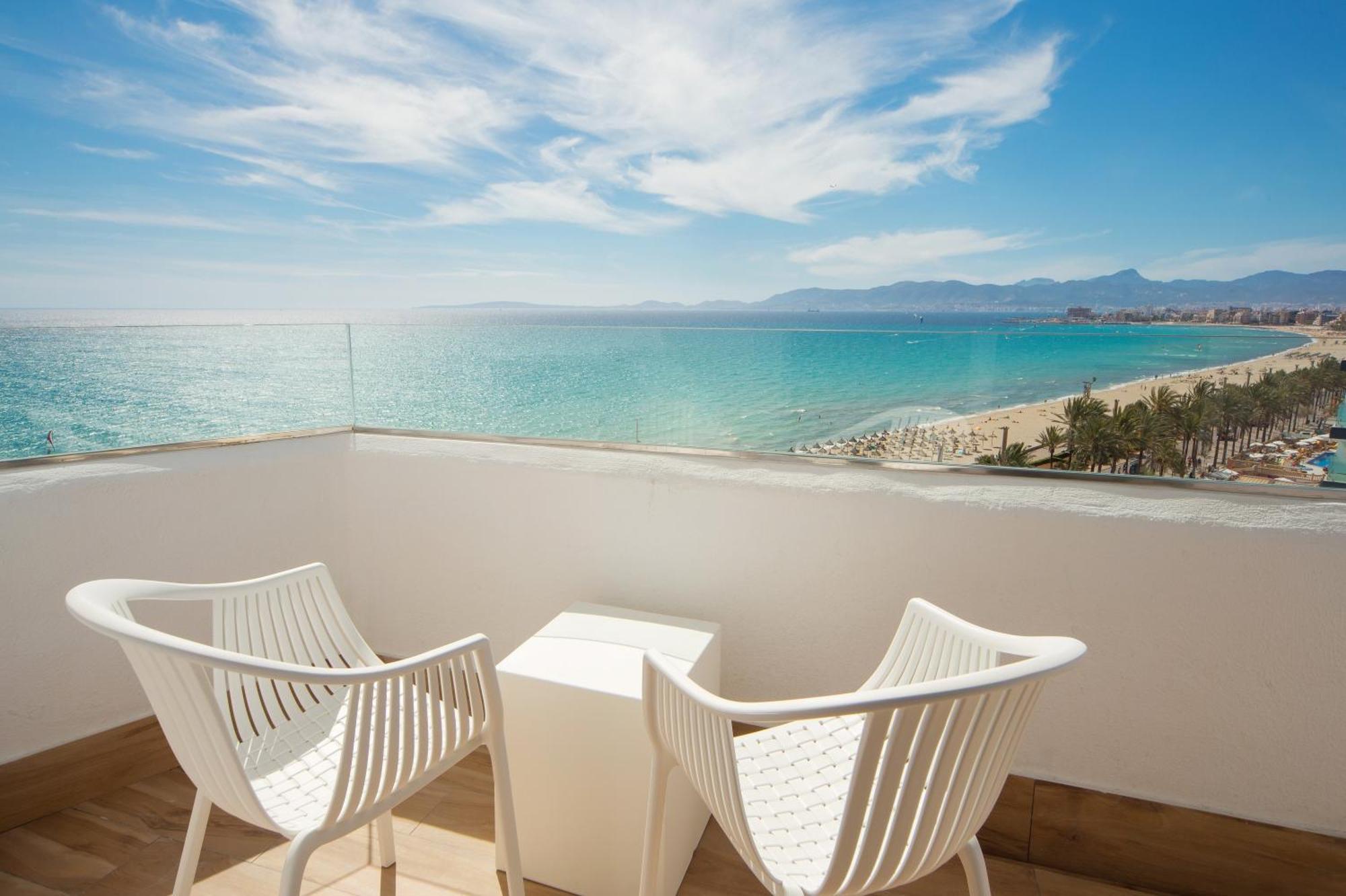 Chambre Lits Jumeaux avec Balcon - Vue Latérale sur Mer