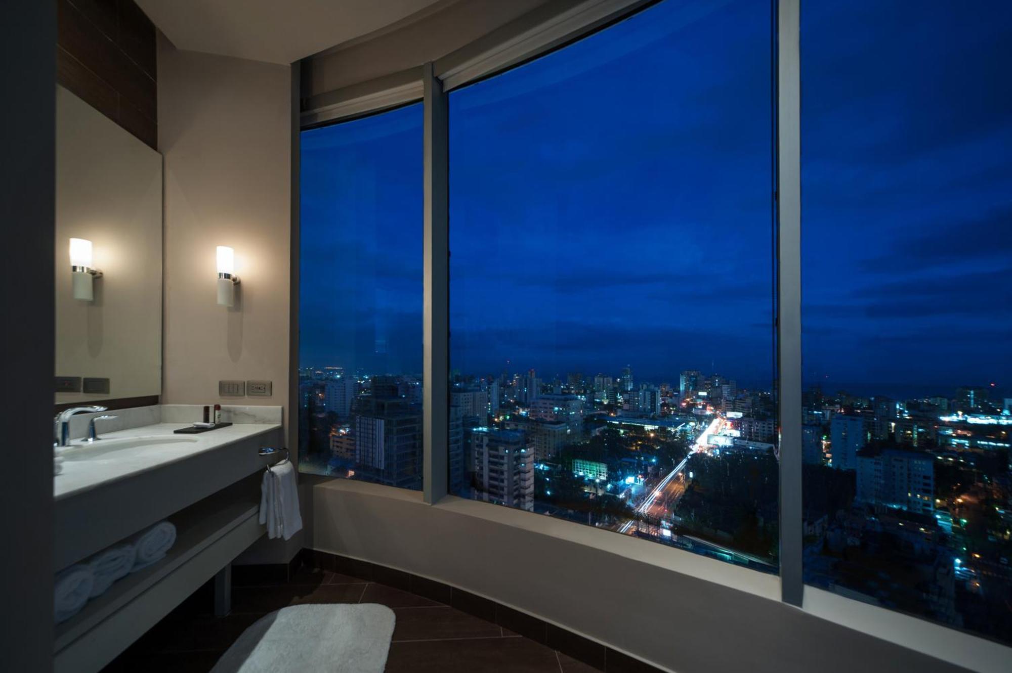 Suite Esquinera de 1 dormitorio con vistas a la ciudad - 1 cama extragrande