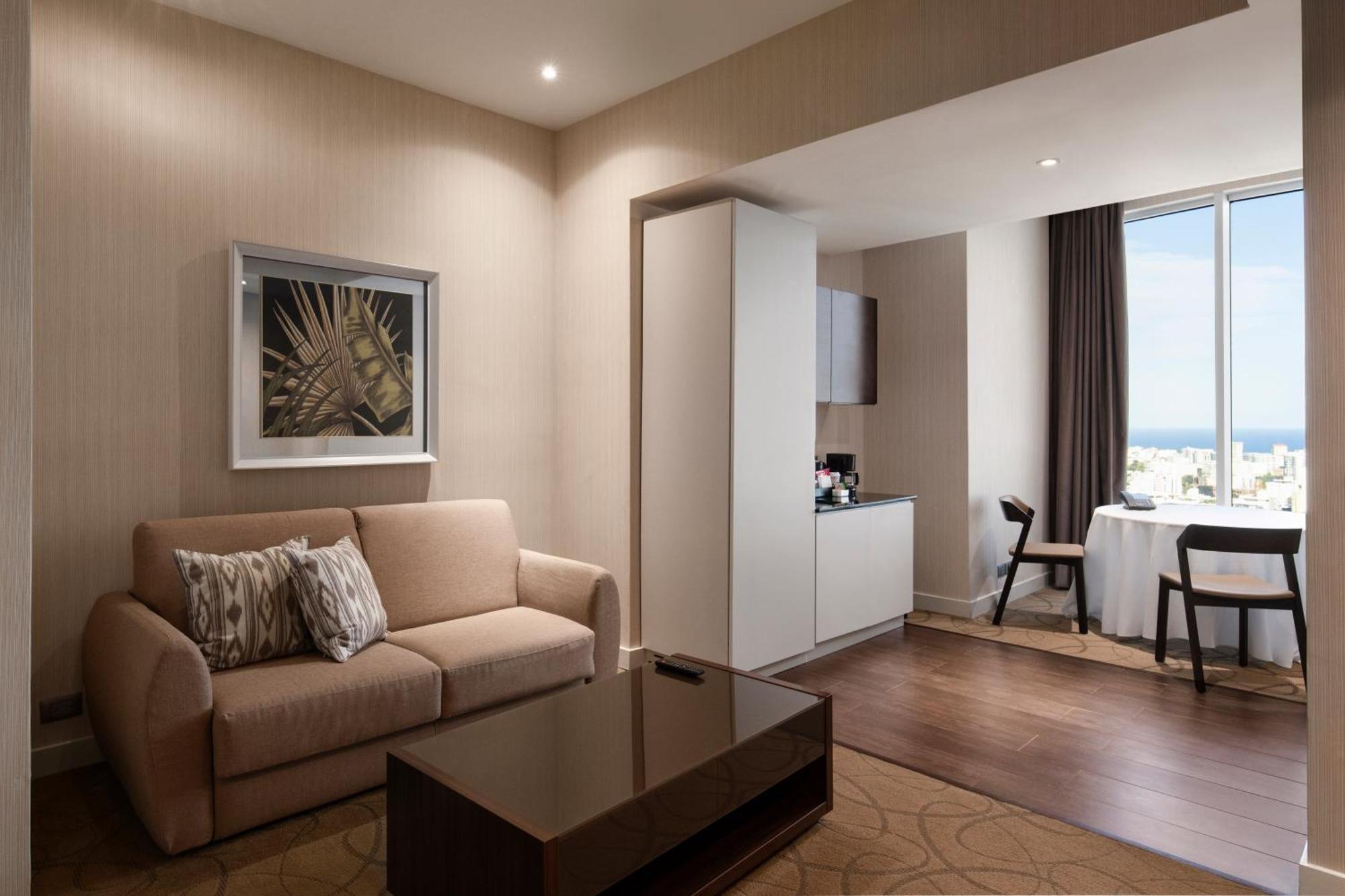 Suite de 1 dormitorio con ducha accesible en silla de ruedas adaptada para personas con discapacidad - Cama extragrande