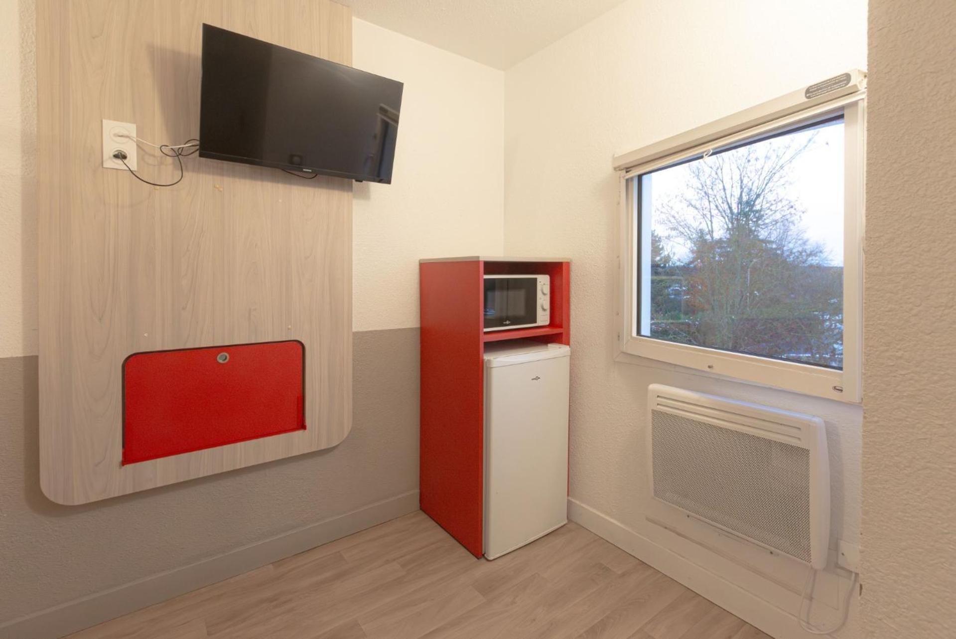 Chambre Triple avec 1 Lit Double et 1 Lit Simple - Salle de Bains et Toilettes Communes