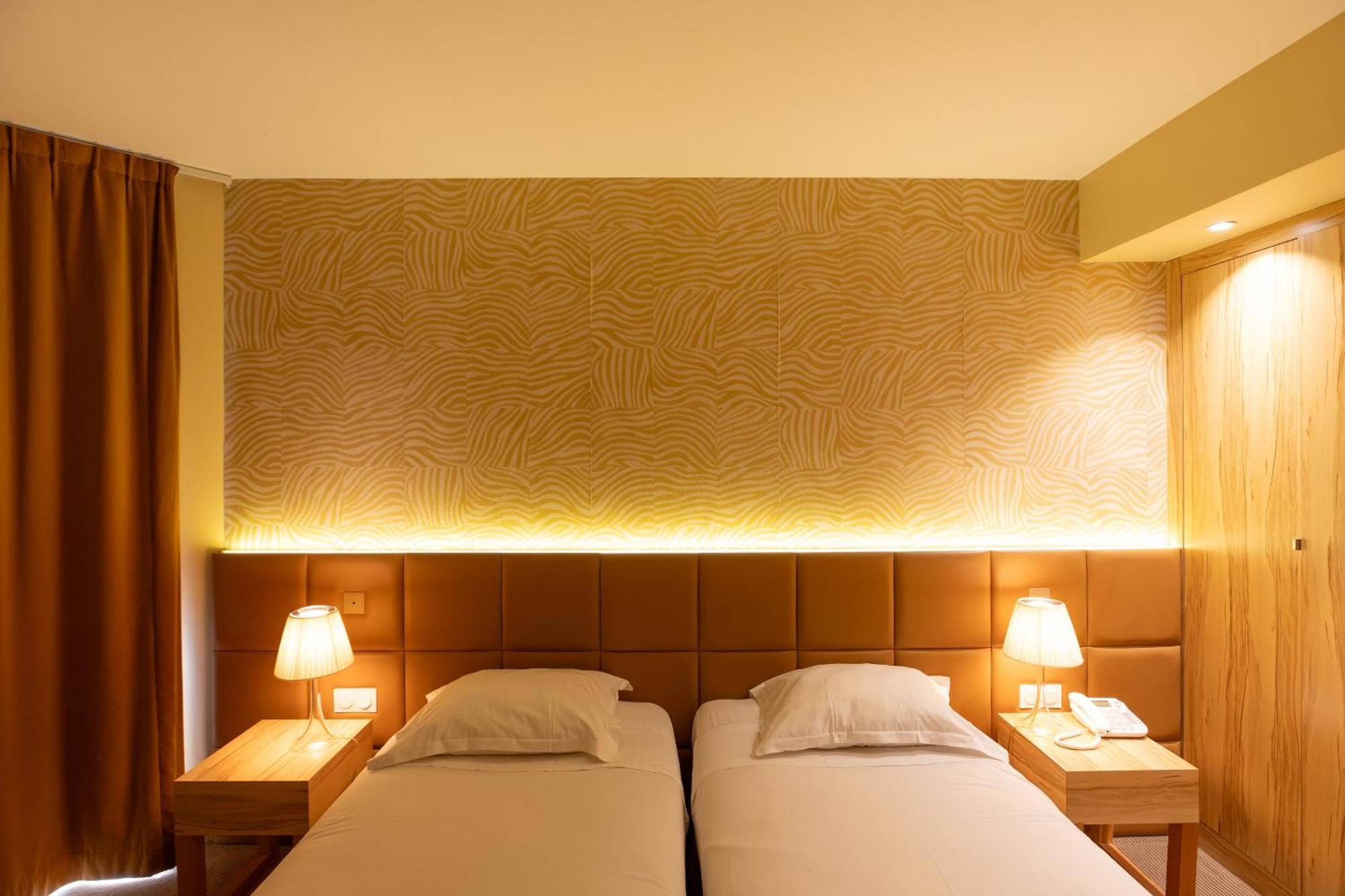 Chambre Quadruple Supérieure avec 1 Lit King-Size et 2 Lits Simples - Patio Privé