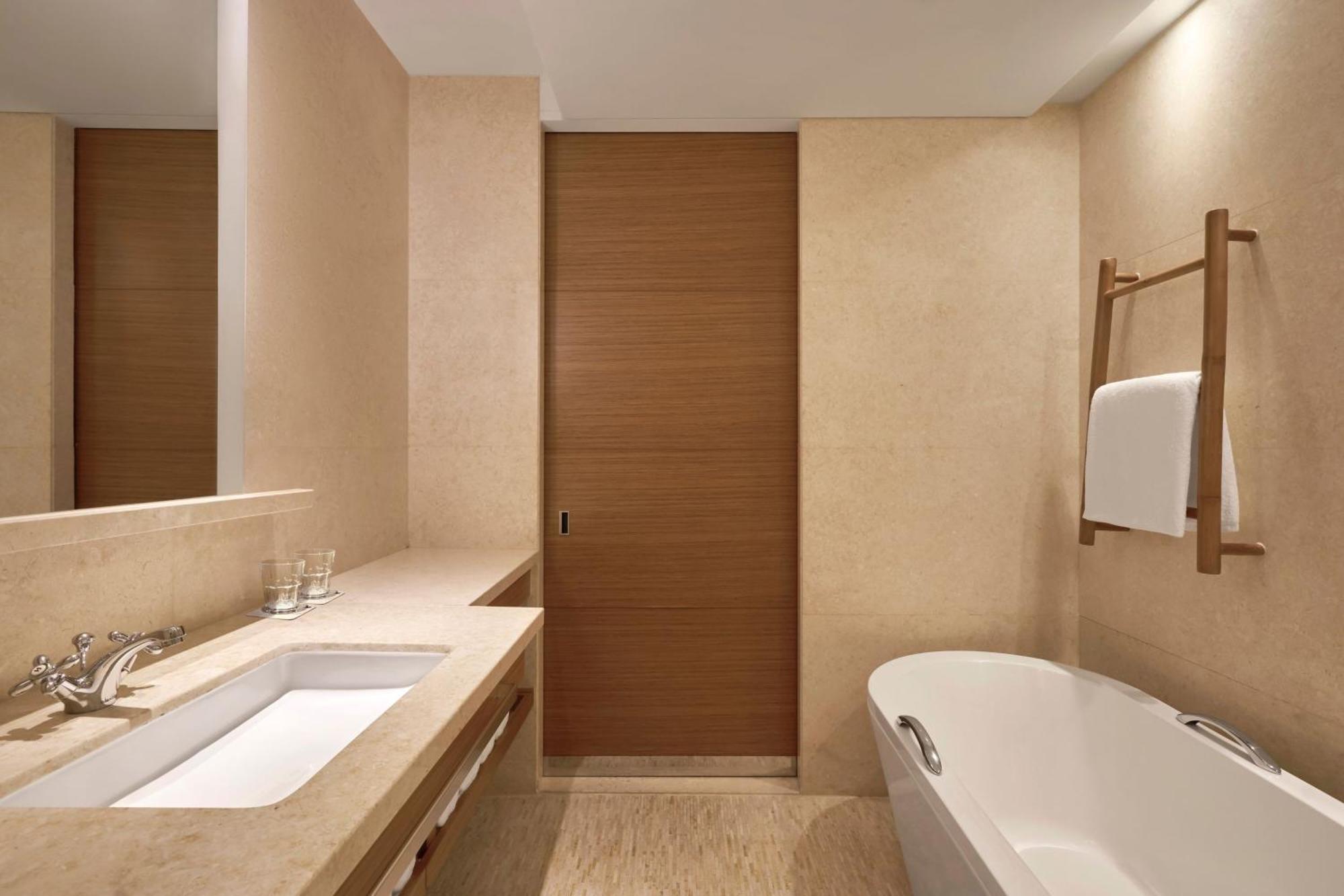 Executive Eckzimmer mit Kingsize-Bett und Zugang zur Lounge
